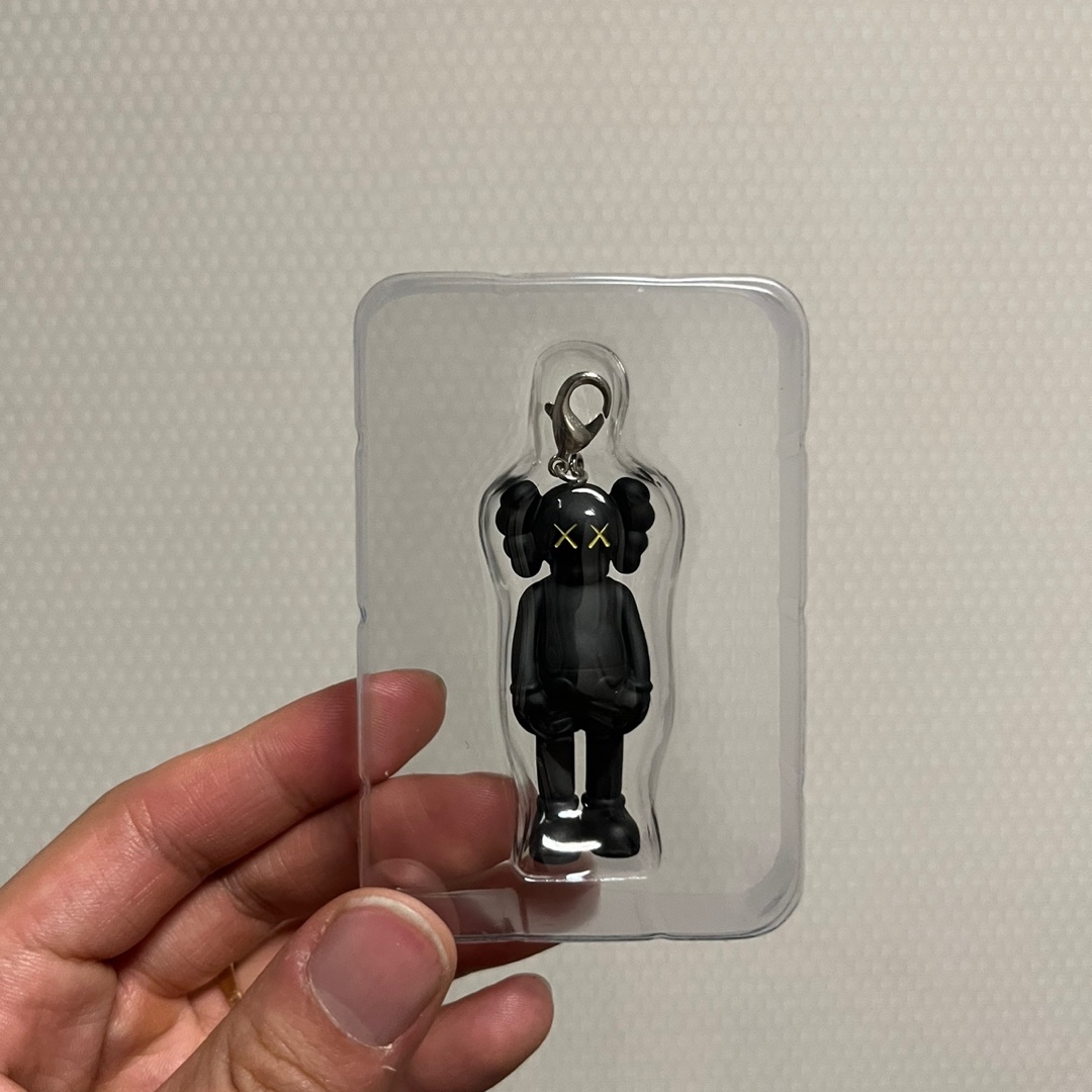 Kaws Tokyo First Companion Keychain Black 착용 스타일 - 1