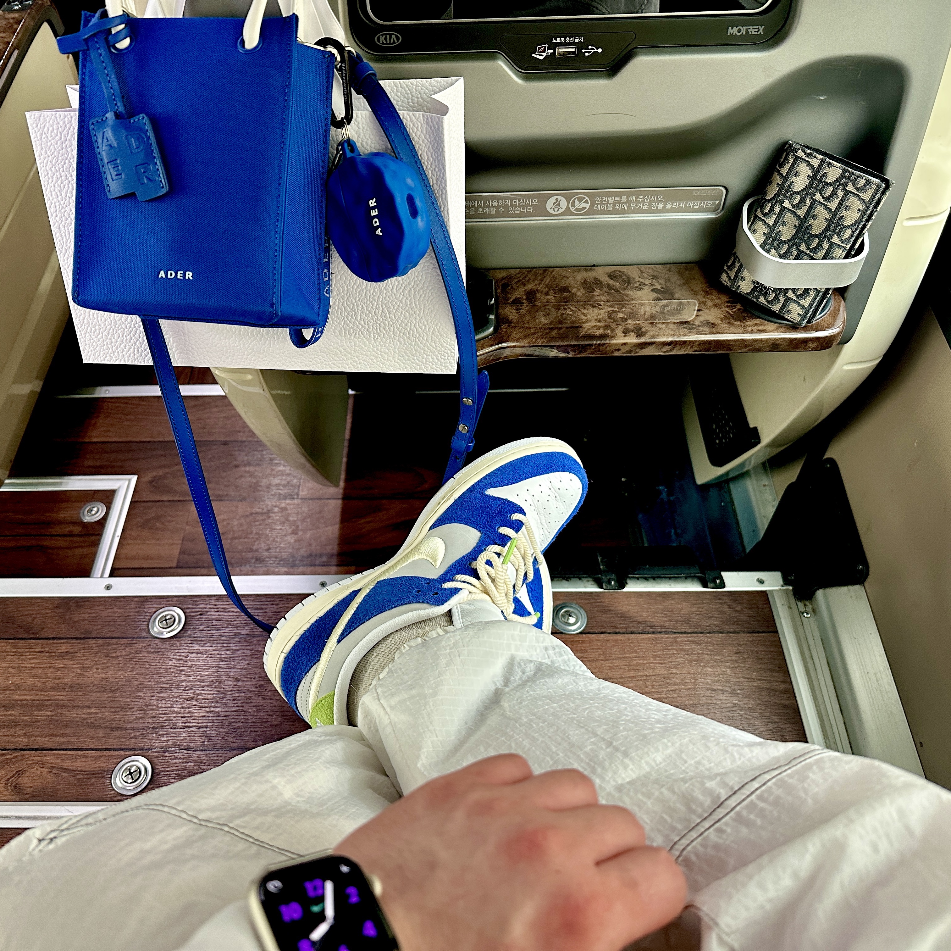 Apple Watch Nike Series 7 45mm GPS Starlight Aluminum Case with Nike Sport Band Pure Platinum Black (Korean Ver.), Ader Error Shopper Bag Blue 착용 스타일