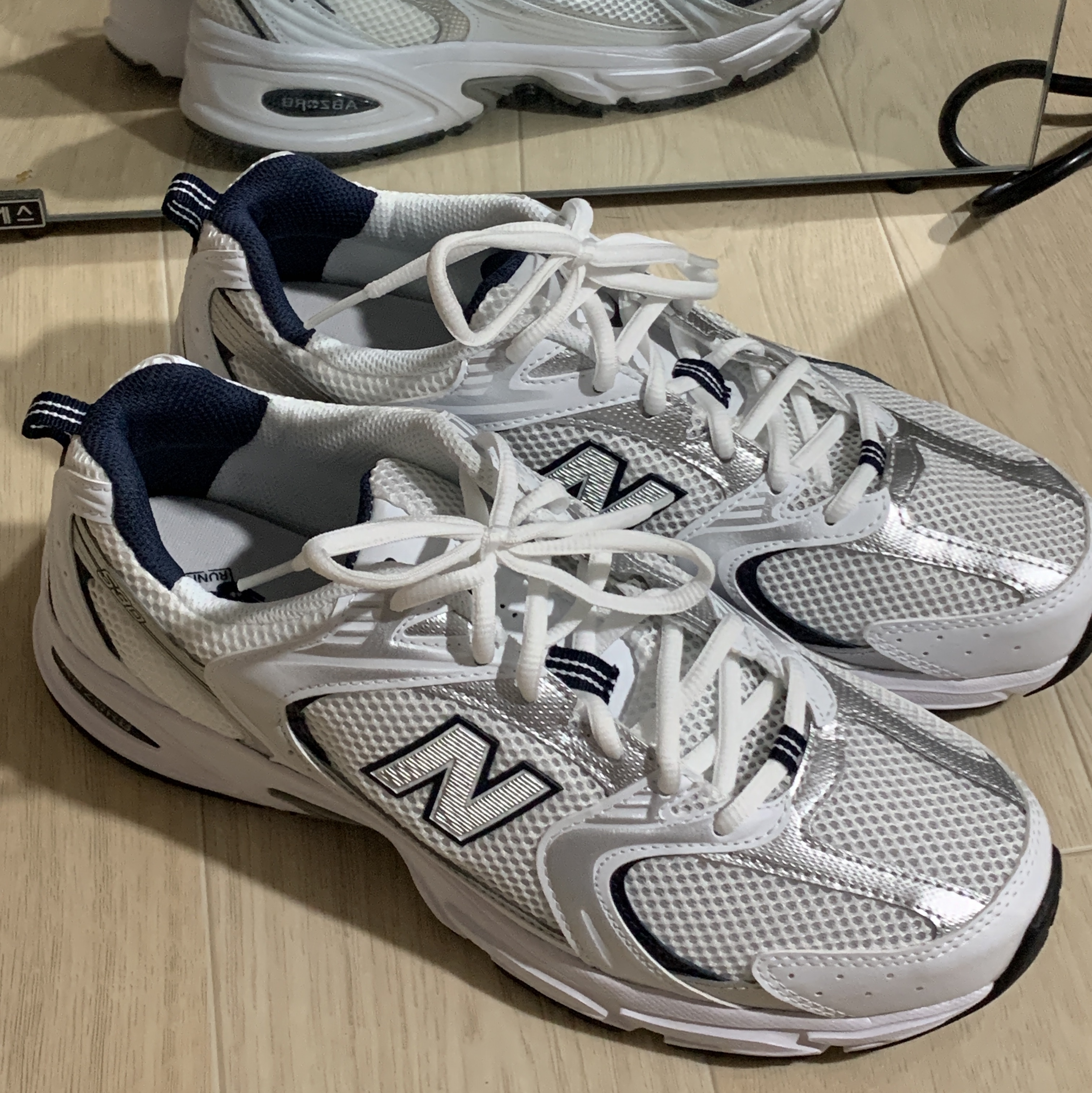 New Balance 530 White 착용 스타일
