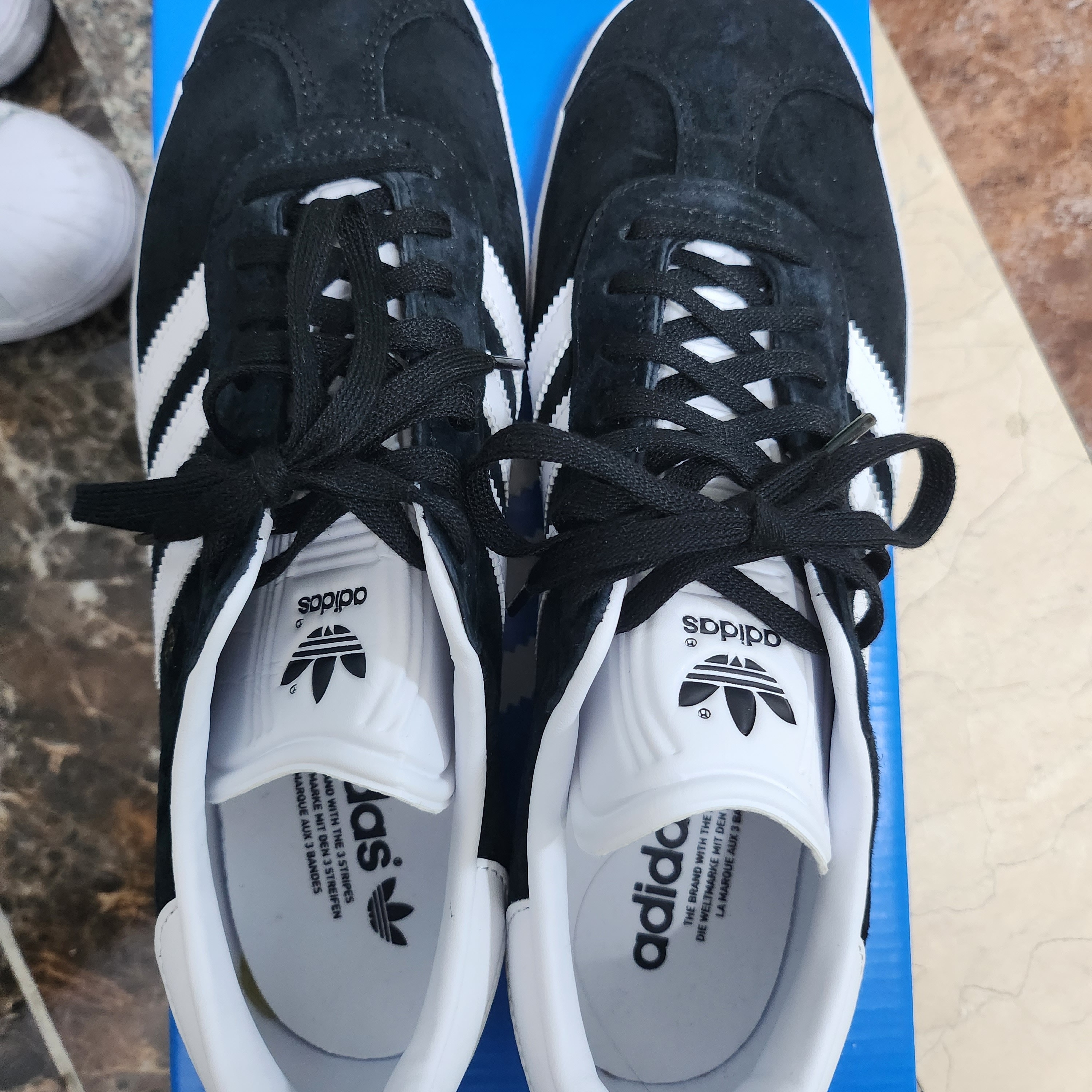 Adidas Gazelle Core Black White 착용 스타일 - 1