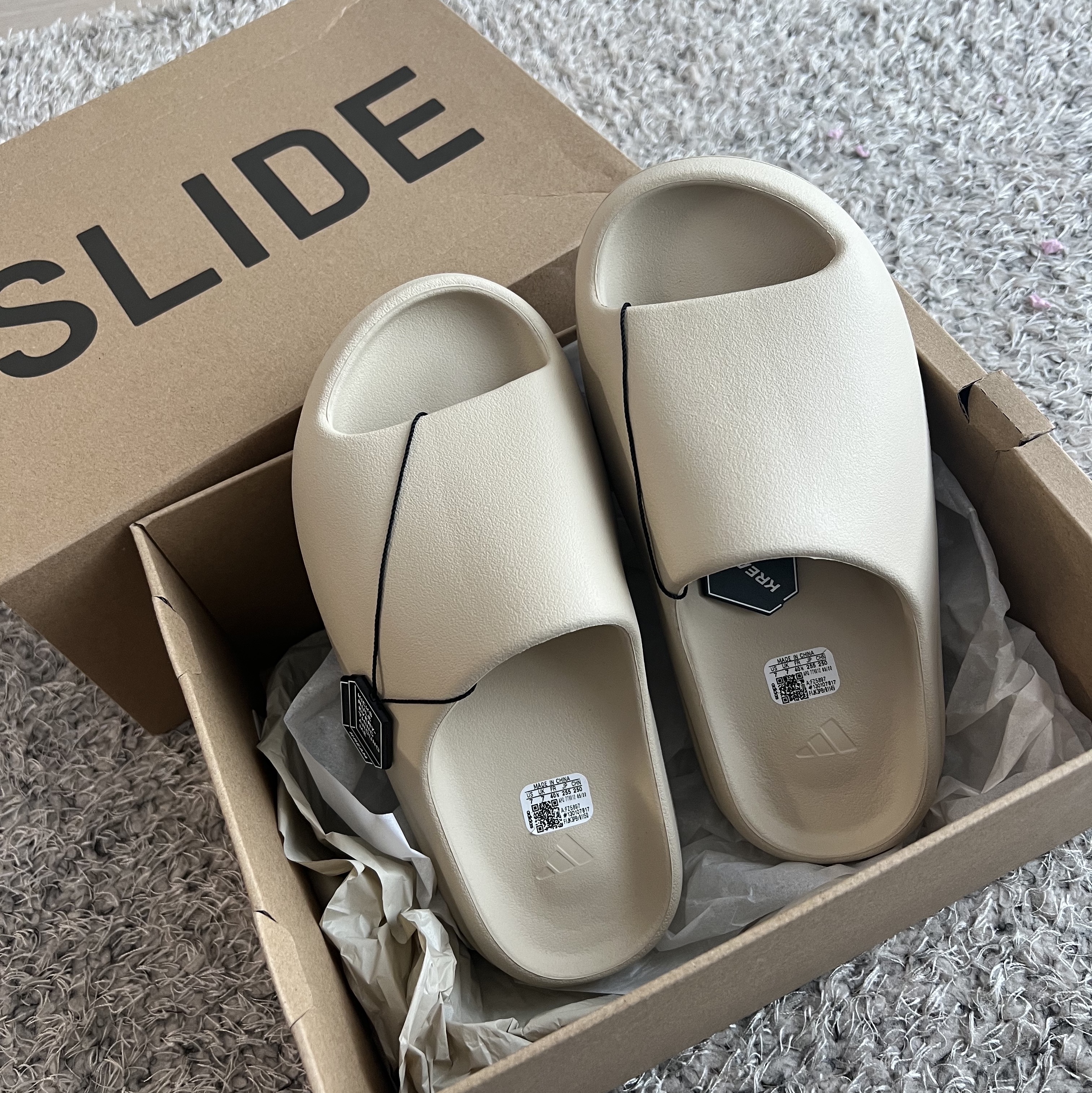 Adidas Yeezy Slide Bone 2022/2023 착용 스타일 - 1