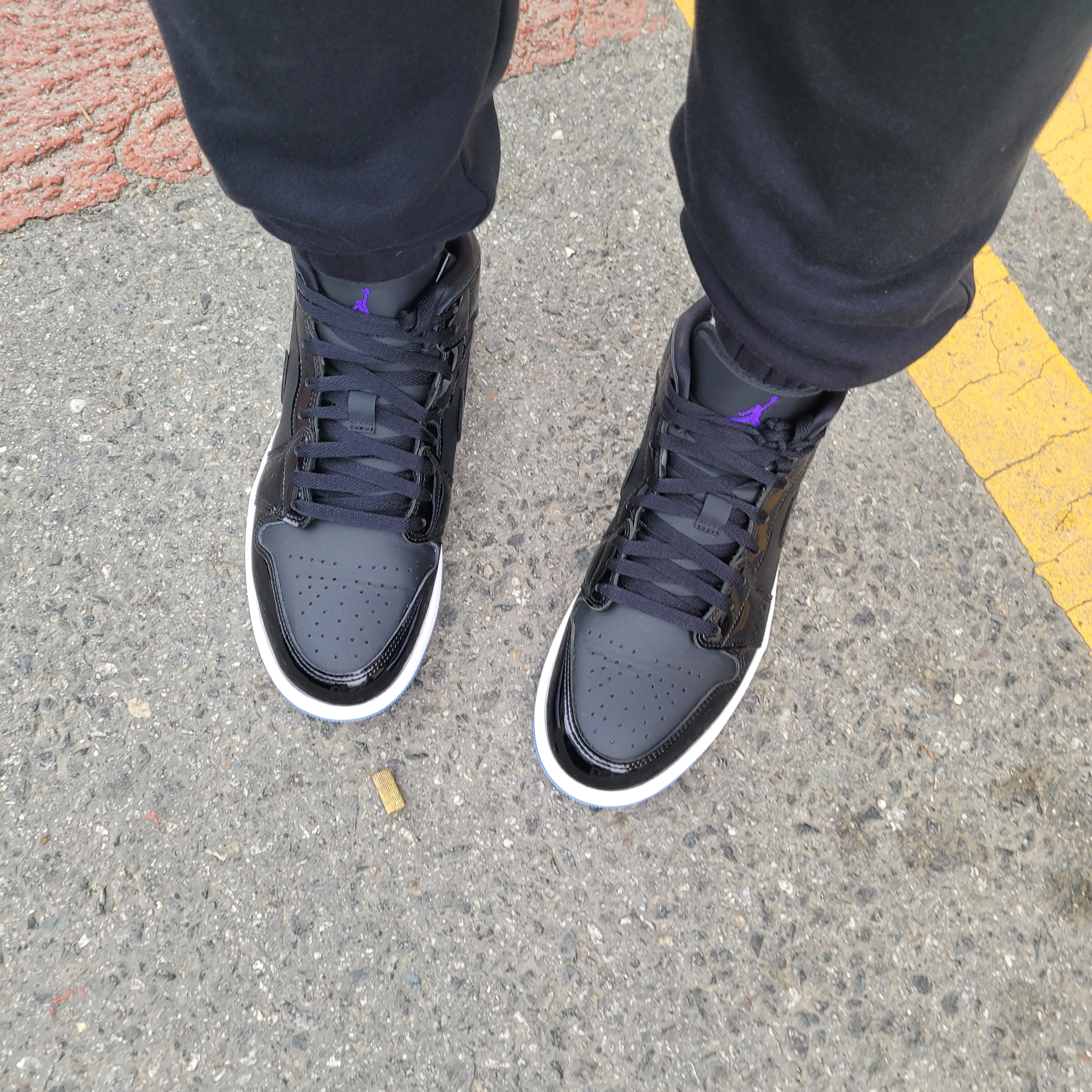 Jordan 1 Mid SE Black Dark Concord 착용 스타일 - 2