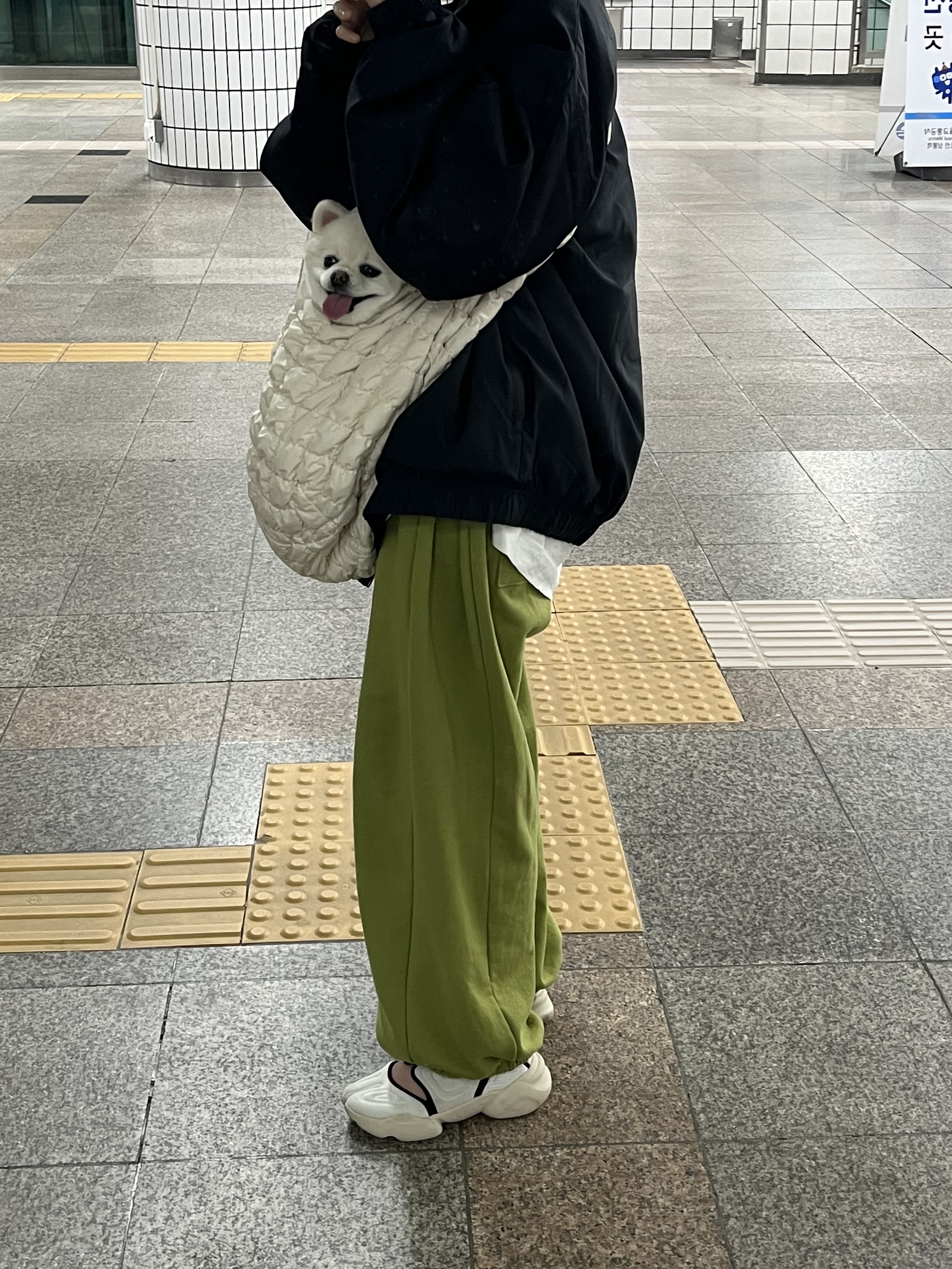 COS Quilted Oversized Shoulder Bag Off White Light Beige, (W) Nike Aqua Rift Summit White 착용 스타일