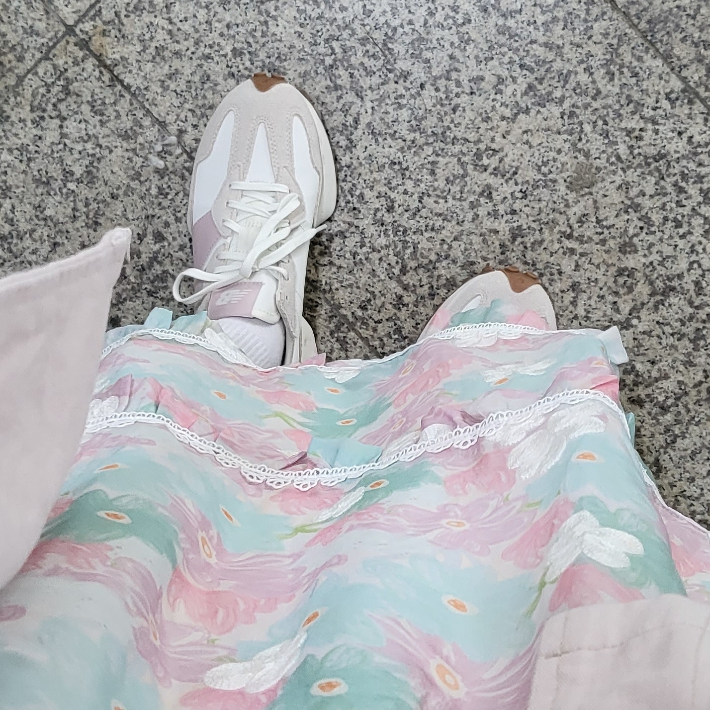 (W) New Balance 327 Sea Salt Pink Haze 착용 스타일