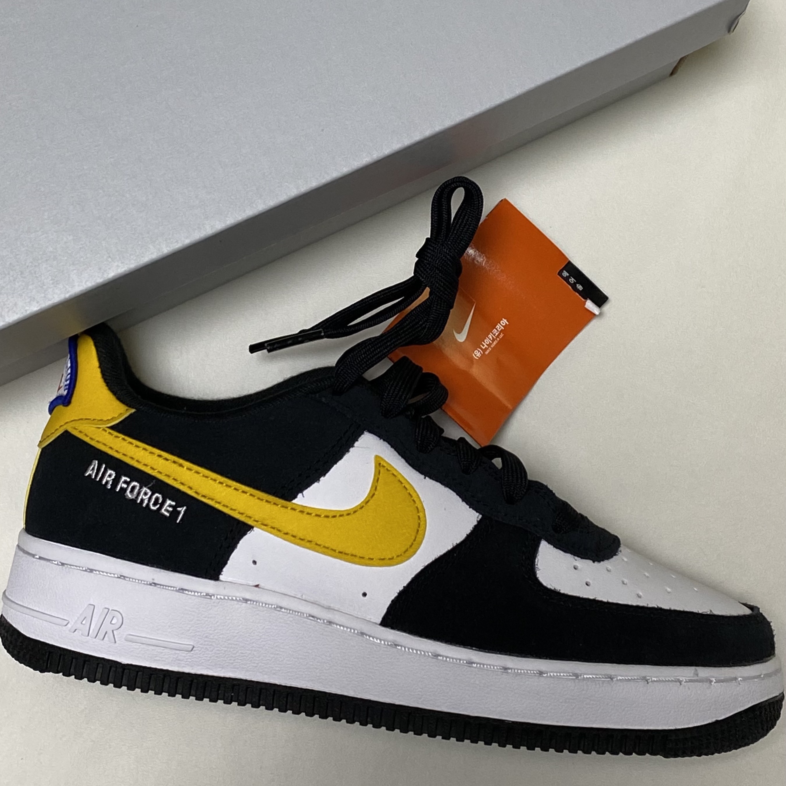 (GS) Nike Air Force 1 LV8 Athletic Club Black Dark Sulfur 착용 스타일