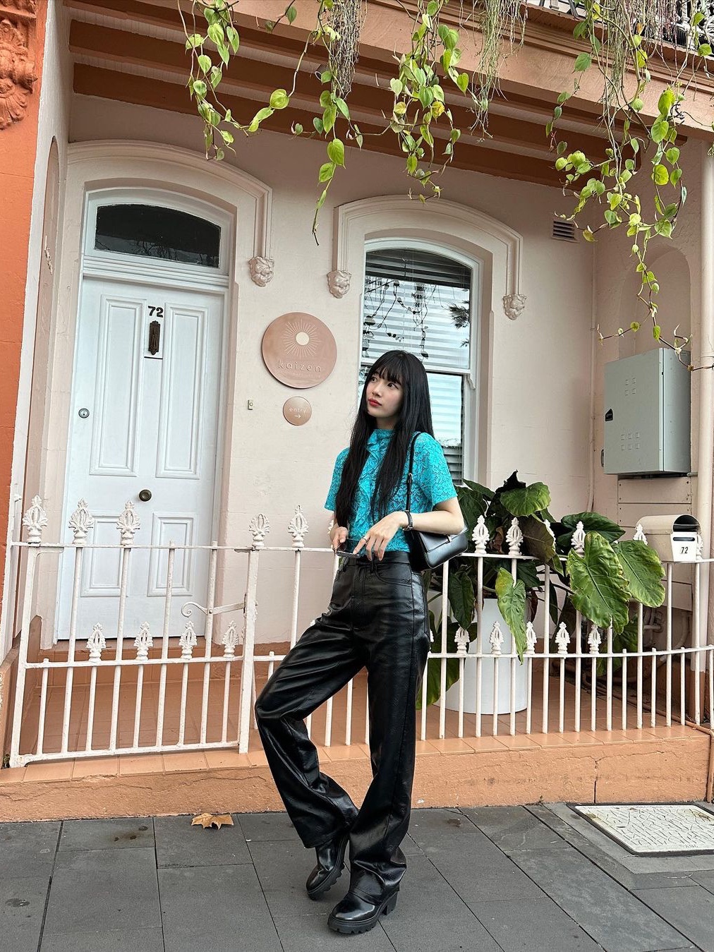 (W) Marine Serre Regenerated Moonogram Straight Leather Trousers Black 착용 스타일 - 1