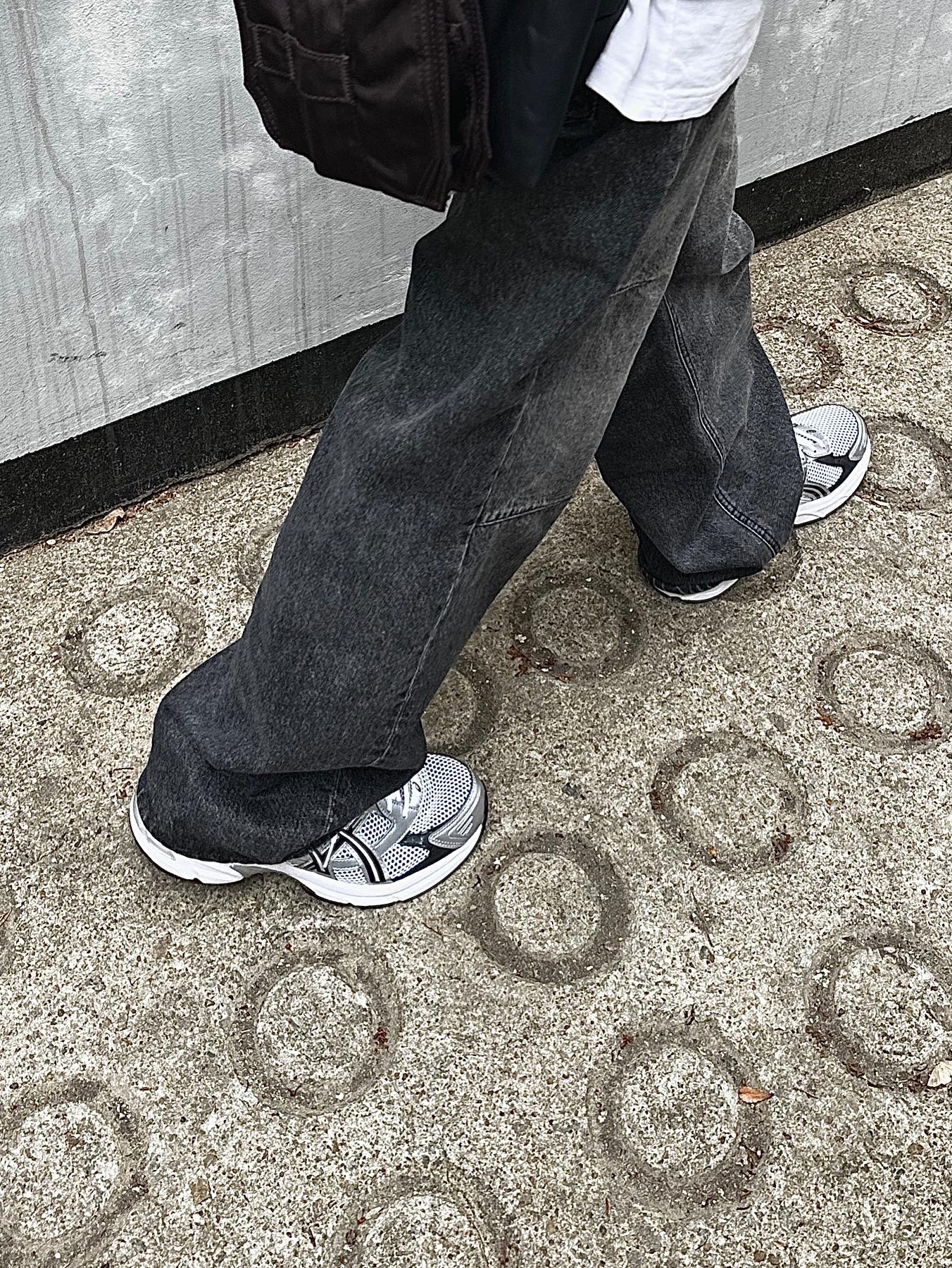 Asics Gel-1130 White Black 착용 스타일 - 3