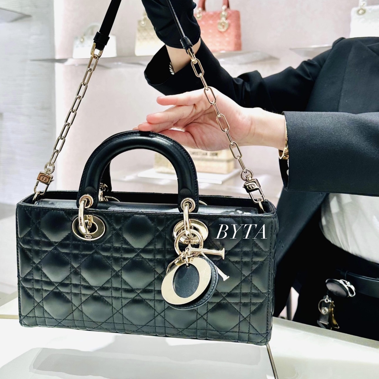 Dior Lady D-Joy Bag Cannage Lambskin Black 착용 스타일 - 3
