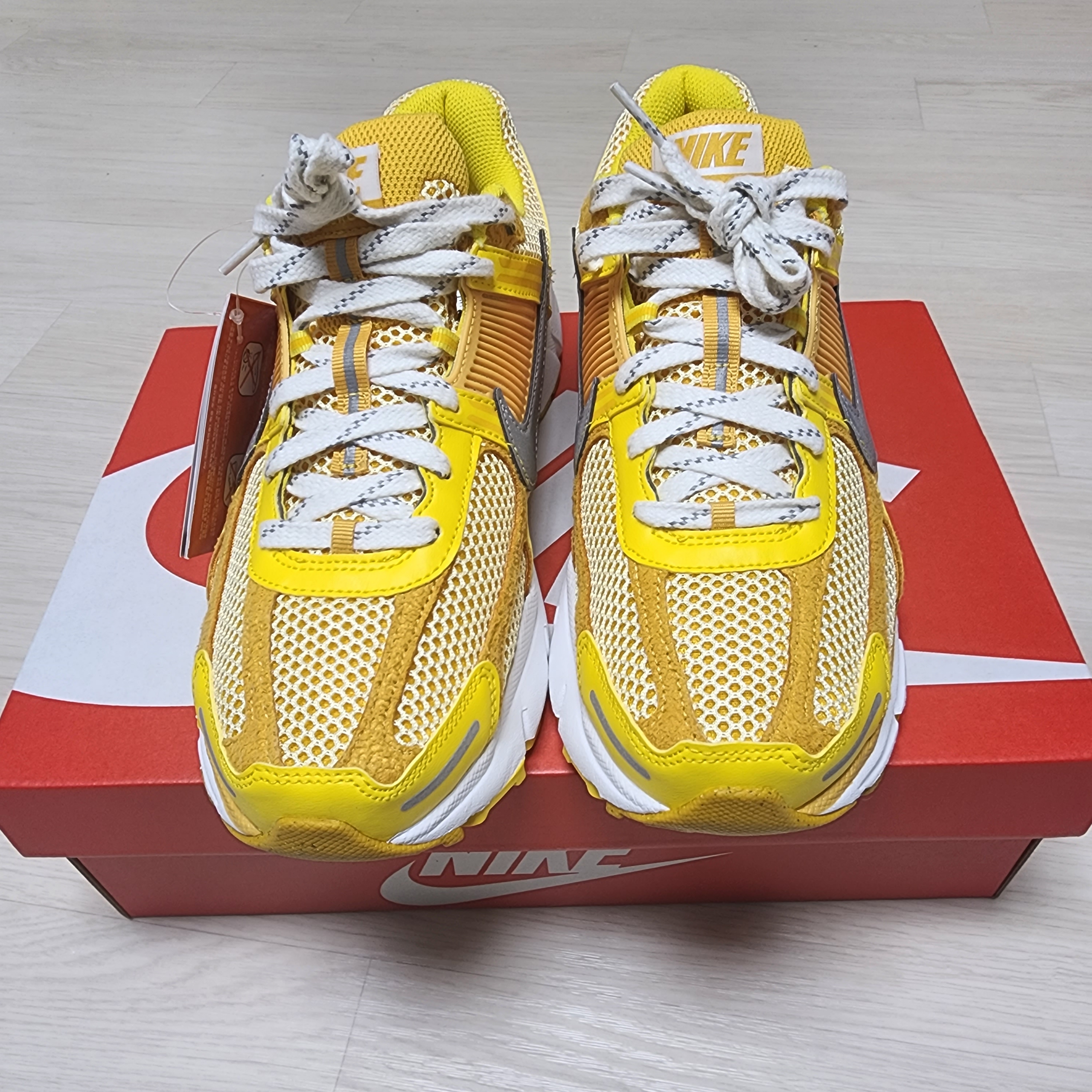 Nike Zoom Vomero 5 Yellow Ochre 착용 스타일 - 1