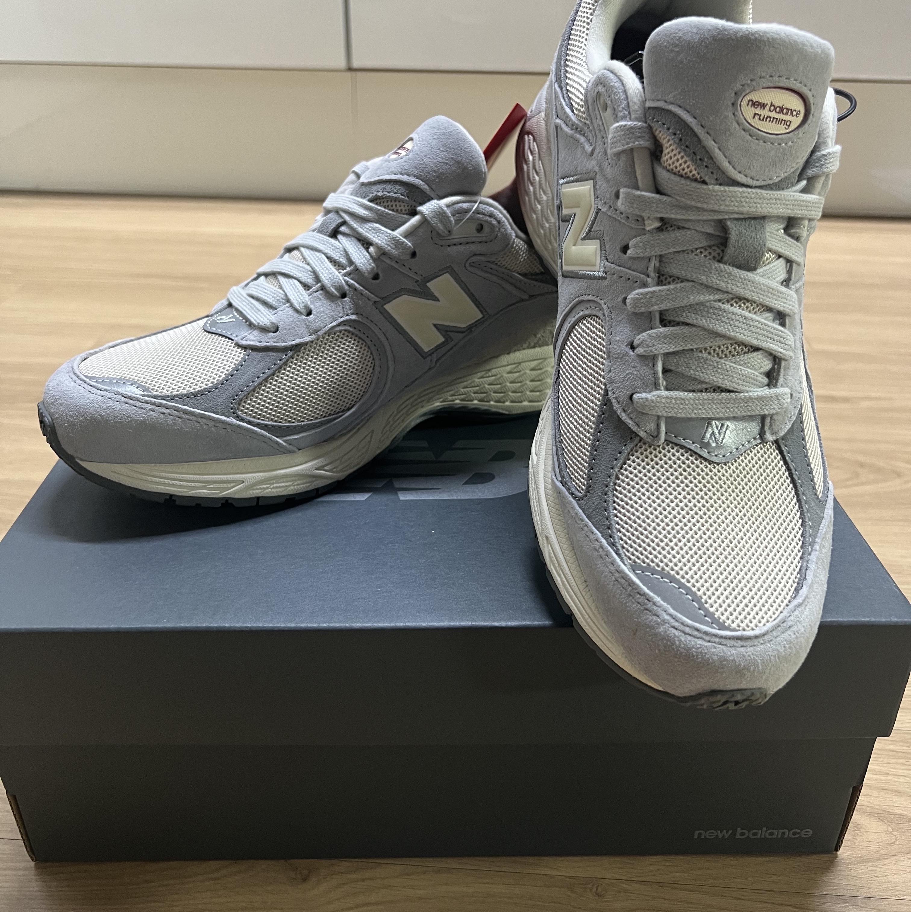 New Balance 2002R Concrete Calm Taupe 착용 스타일