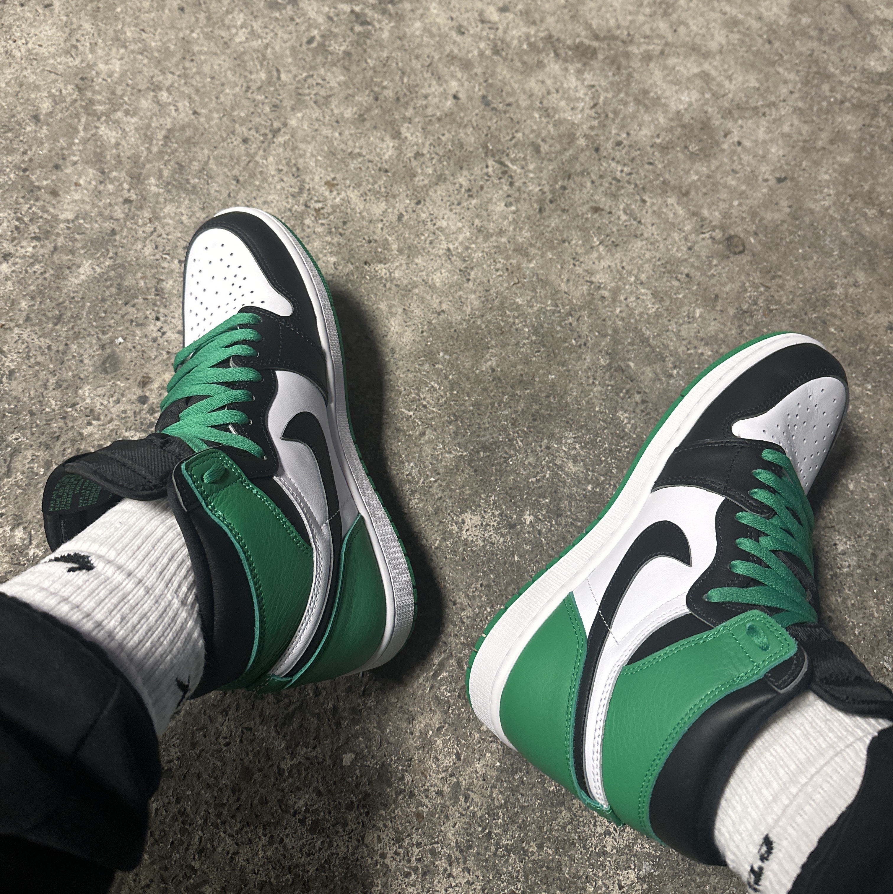 Jordan 1 Retro High OG Black and Lucky Green 착용 스타일 - 1