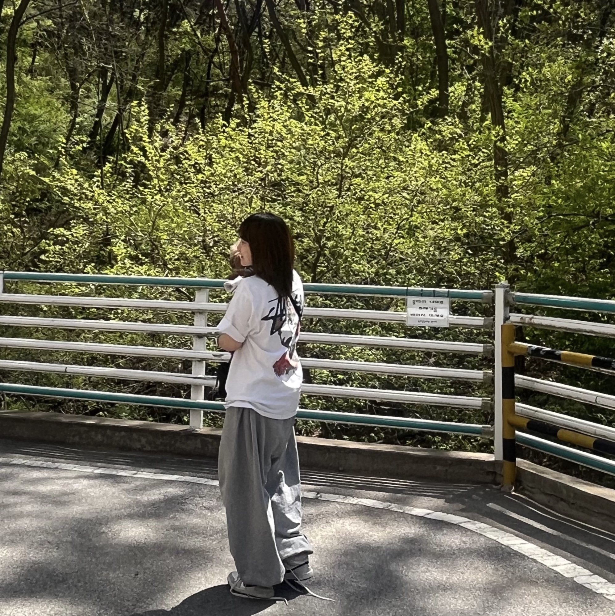Stussy Withered Flower T-Shirt White, (W) Jordan 1 Mid Grey Fog 착용 스타일