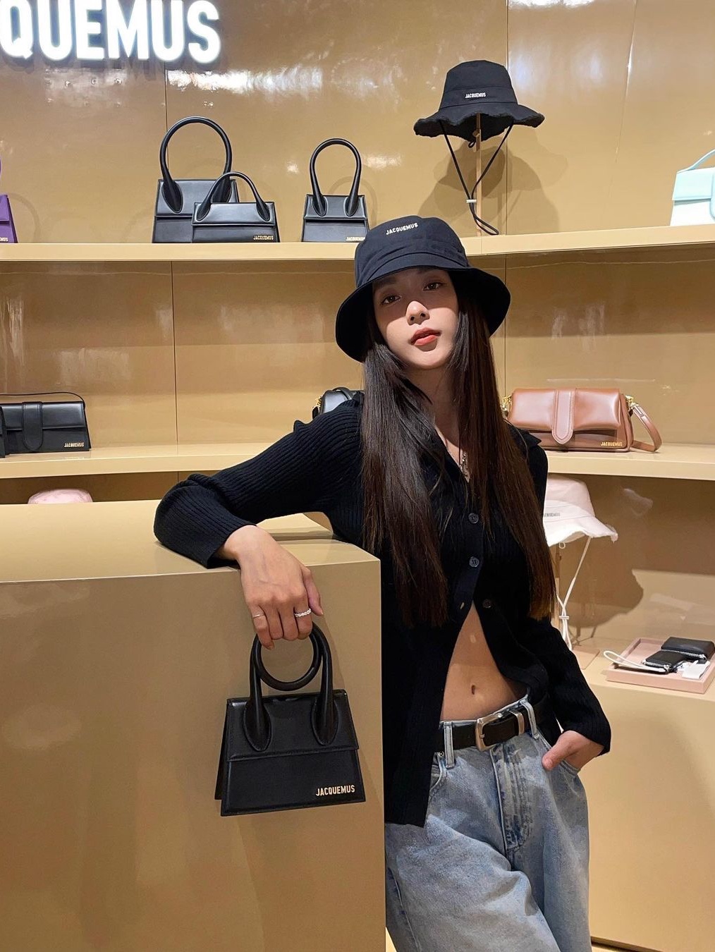 Jacquemus Le Chiquito Noeud Coiled Leather Handbag Black 착용 스타일 - 2