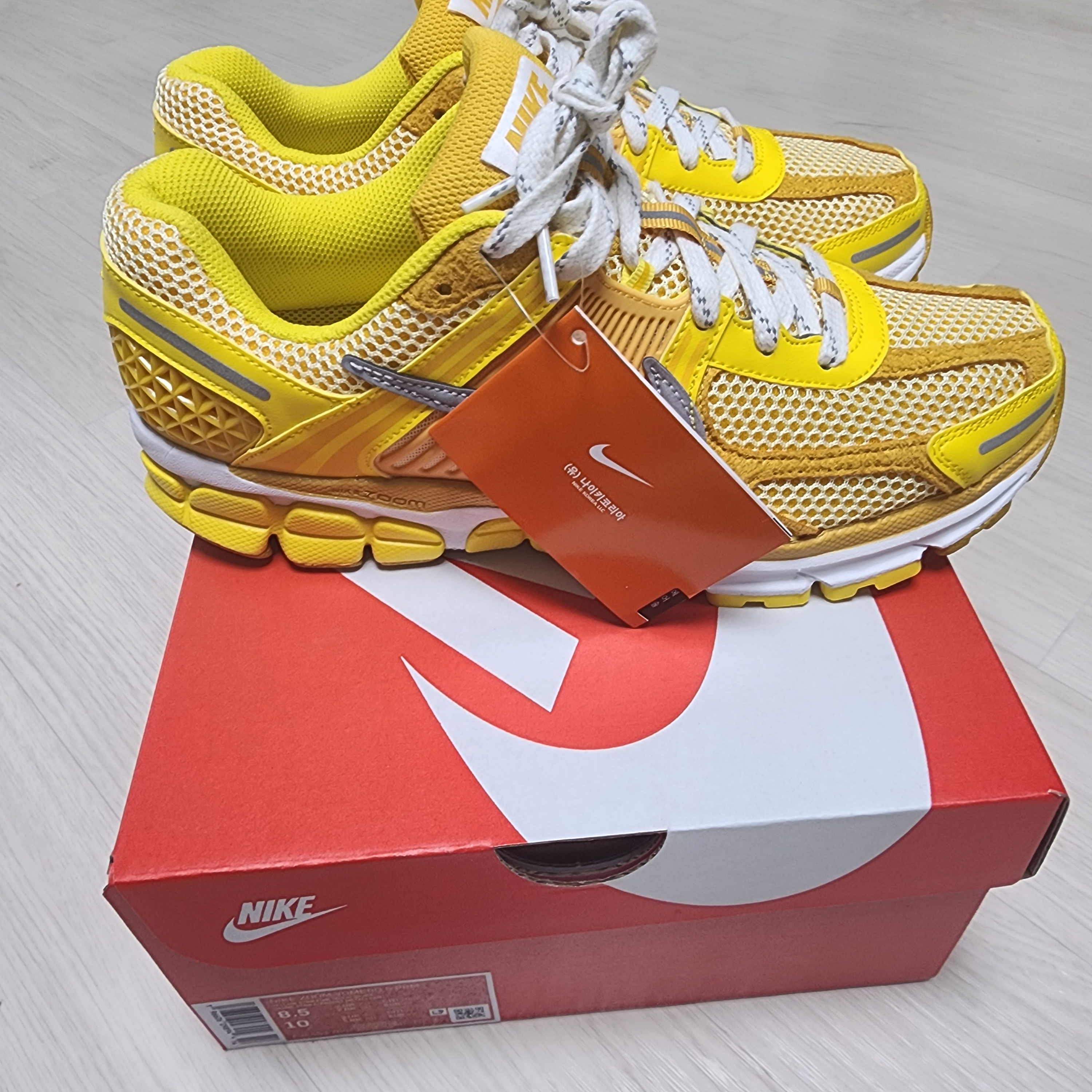 Nike Zoom Vomero 5 Yellow Ochre 착용 스타일 - 4