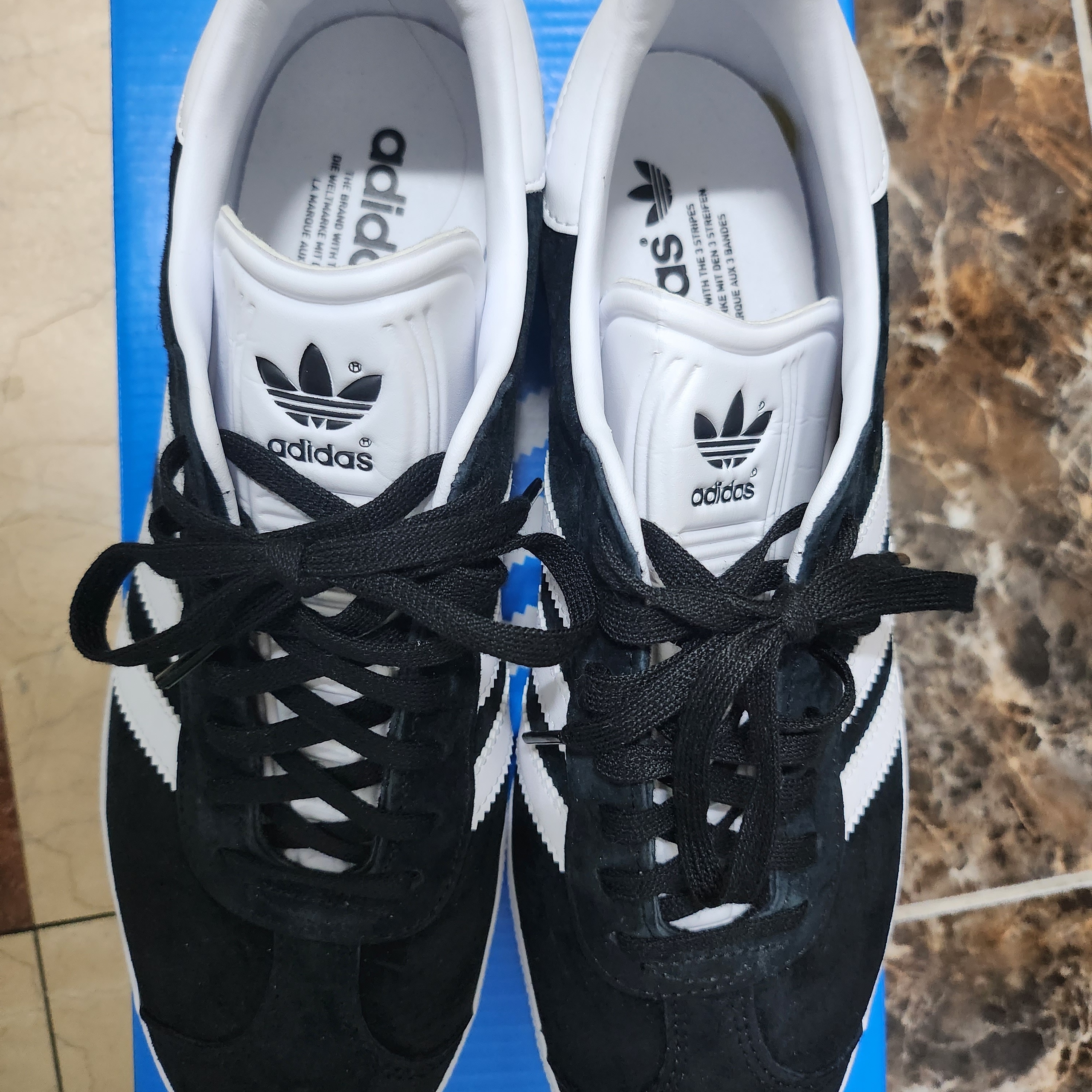 Adidas Gazelle Core Black White 착용 스타일 - 2