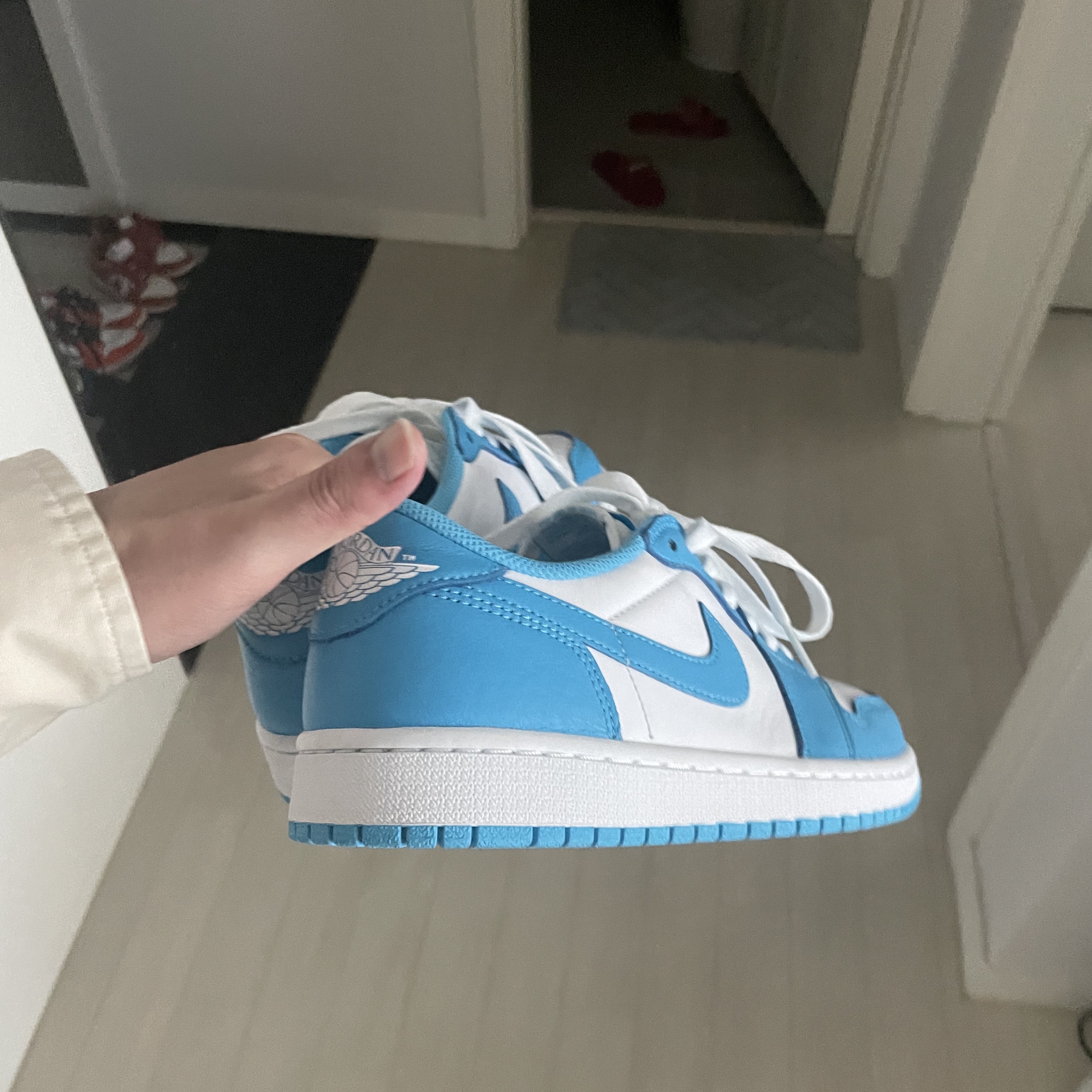 Jordan 1 Low SB UNC, Supreme Small Box Shirt Stone - 23SS 착용 스타일 - 2