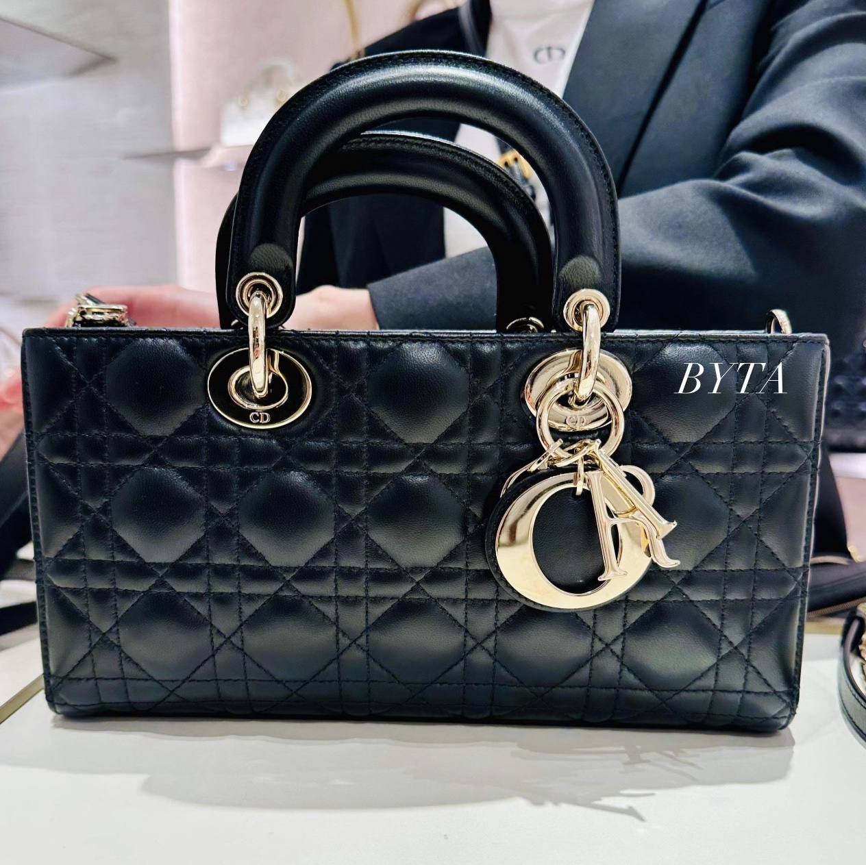 Dior Lady D-Joy Bag Cannage Lambskin Black 착용 스타일 - 2