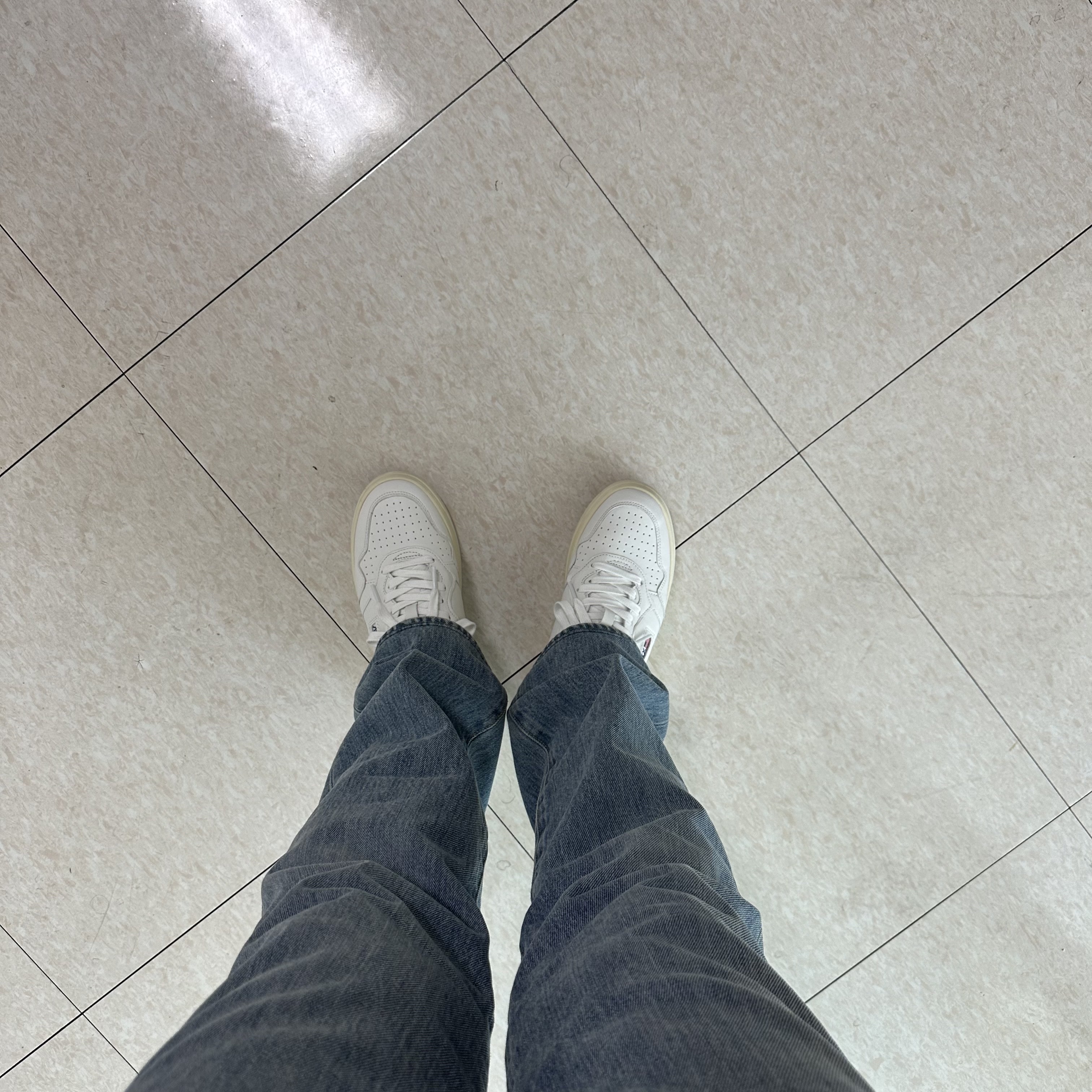 Autry Medalist Low Goatskin Sneakers White 착용 스타일 - 1
