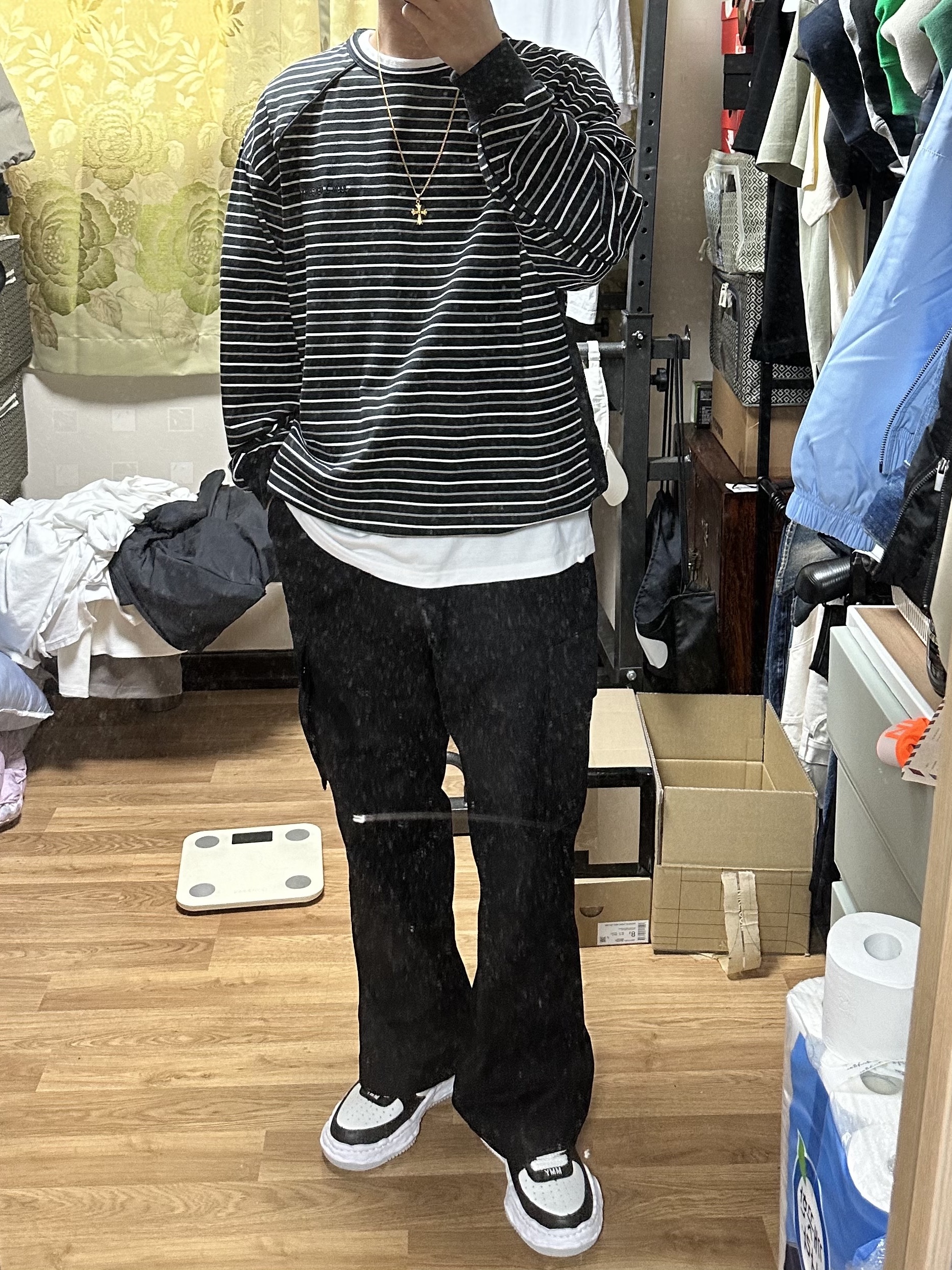 Maison Mihara Yasuhiro Wayne OG Sole Leather High-top Sneakers Black White, Nike ACG Cargo Shorts Black - Asia 착용 스타일 - 2