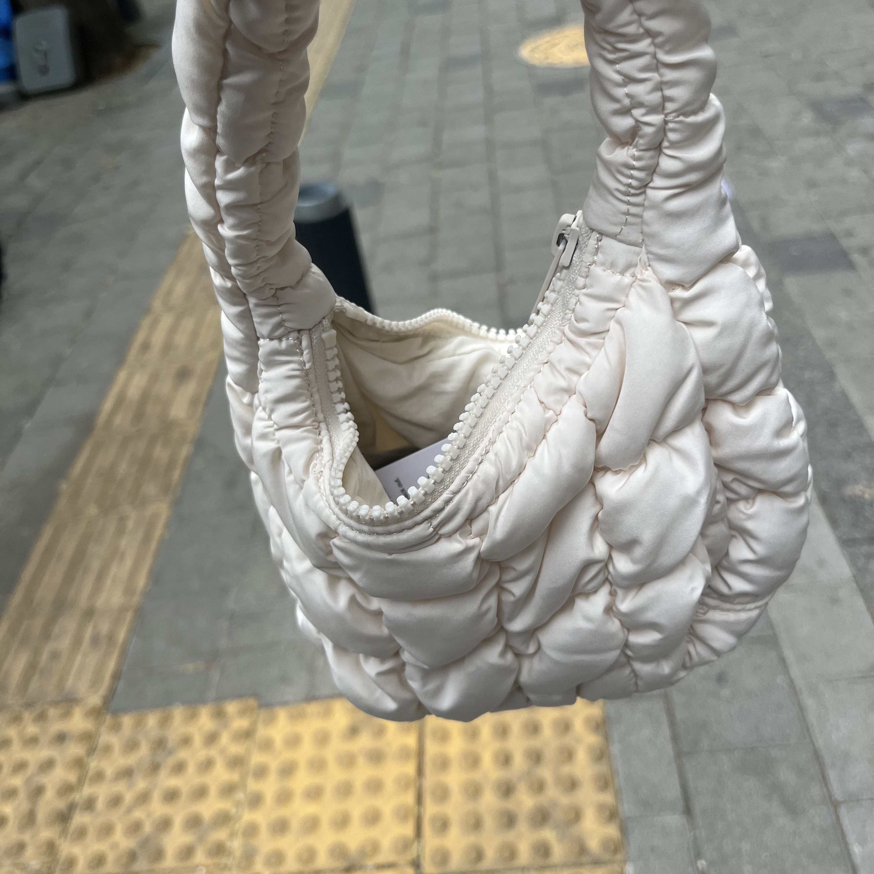 COS Quilted Micro Bag Off White 착용 스타일