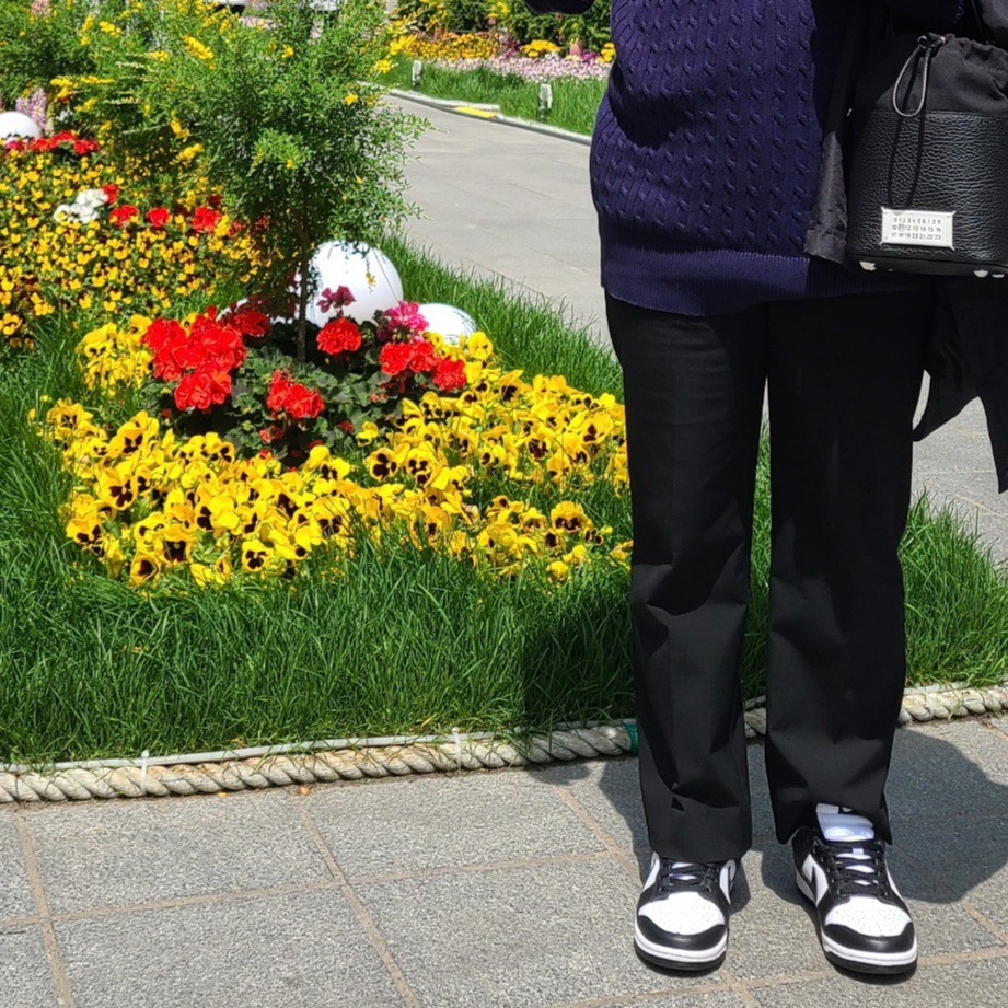 (W) Nike Dunk Low Black, Maison Margiela 5AC Bucket Bag Black 착용 스타일