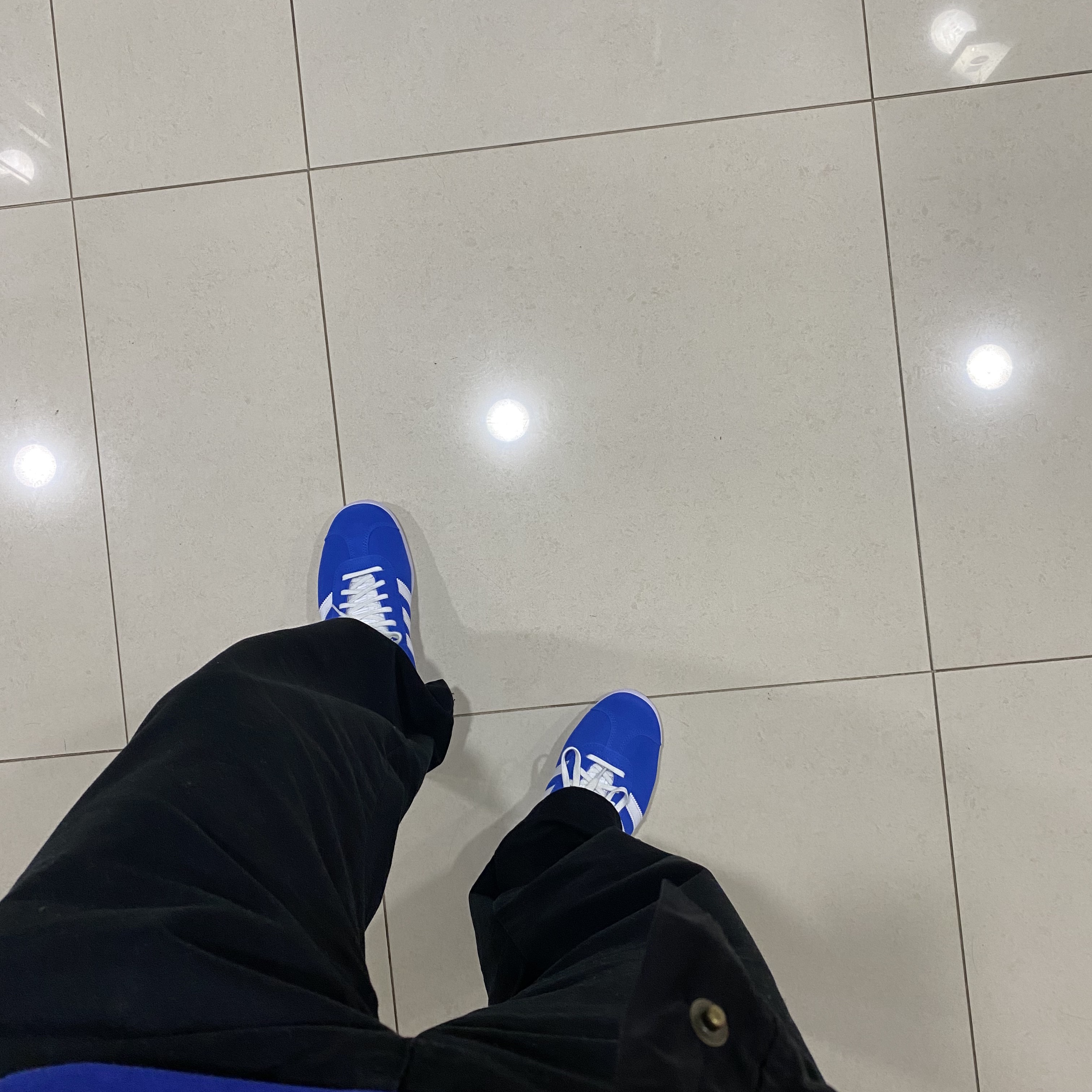 Adidas Gazelle Blue 착용 스타일