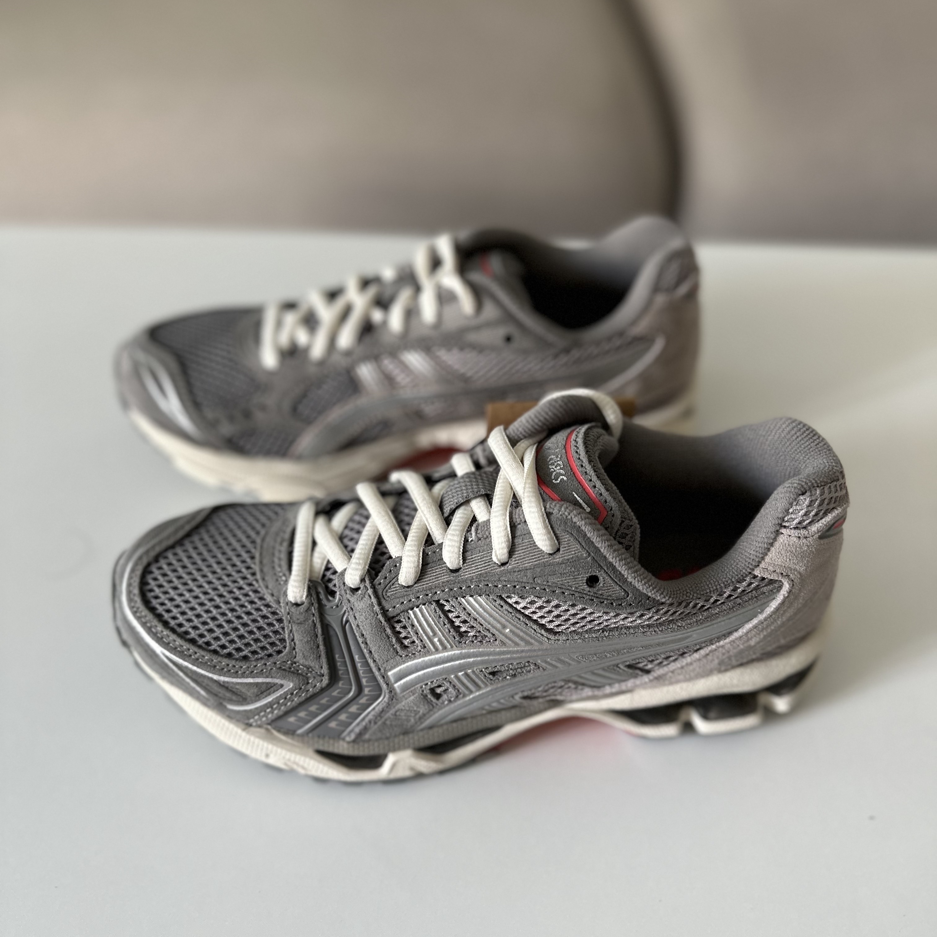 Asics Gel-Kayano 14 Clay Grey Pure Silver 착용 스타일 - 2