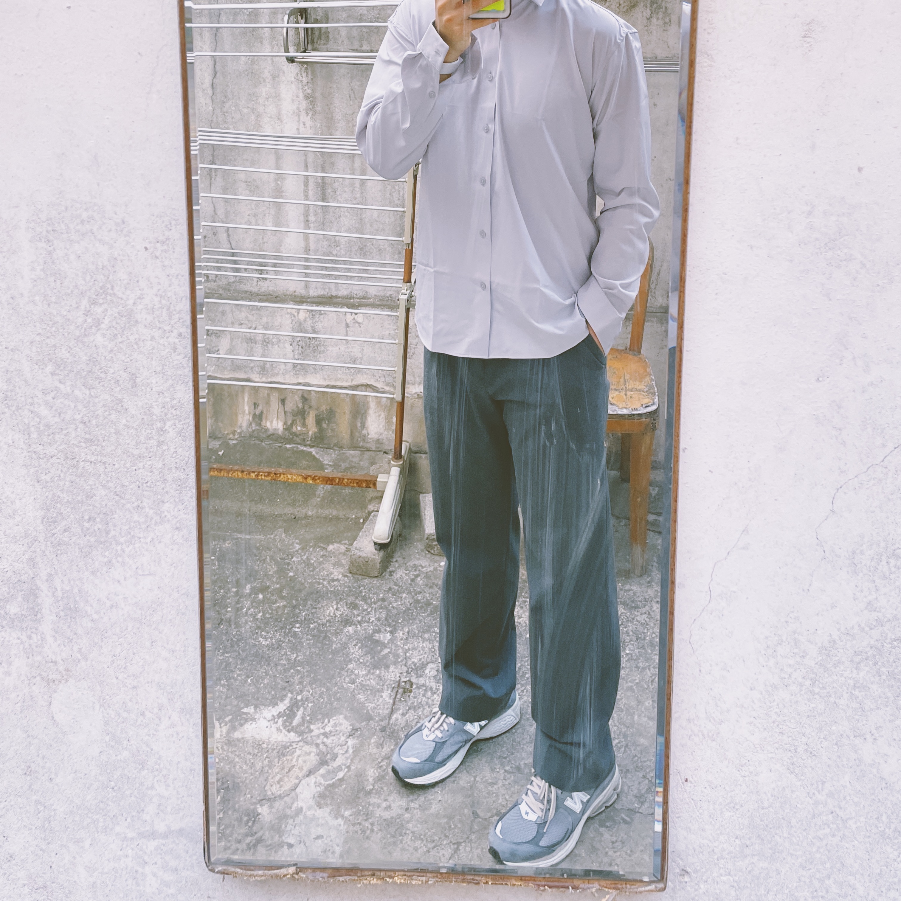New Balance 2002R Premium Vintage Grey 착용 스타일 - 3