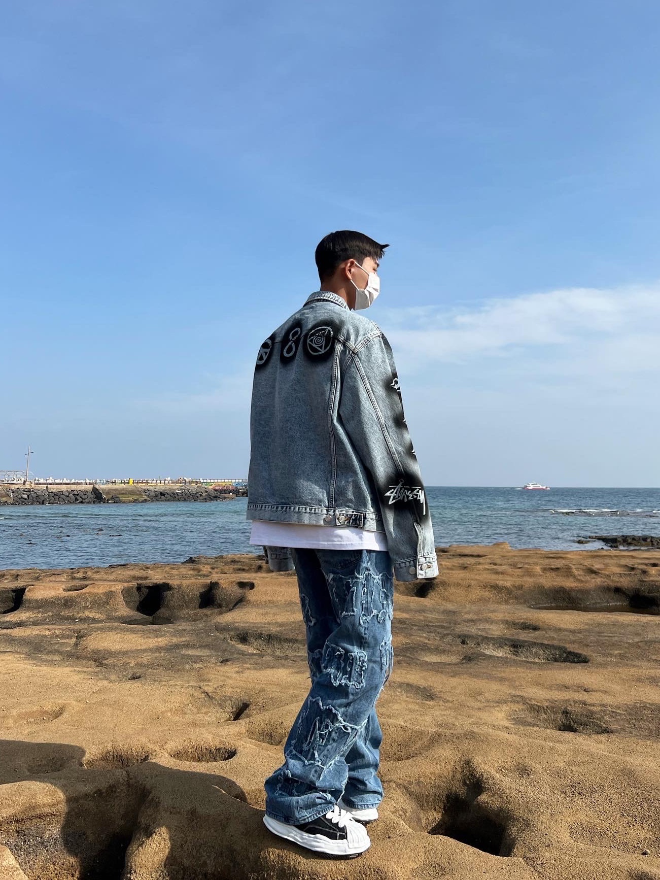 Stussy x Dries Van Noten Hand Stencilled Denim Jacket Washed Blue, Maison Mihara Yasuhiro Blakey OG Sole Canvas Low-top Sneakers Black White 착용 스타일 - 2