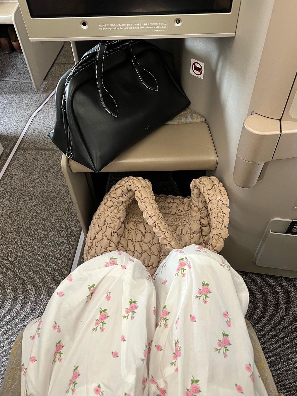 COS Quilted Oversized Shoulder Bag Beige 착용 스타일