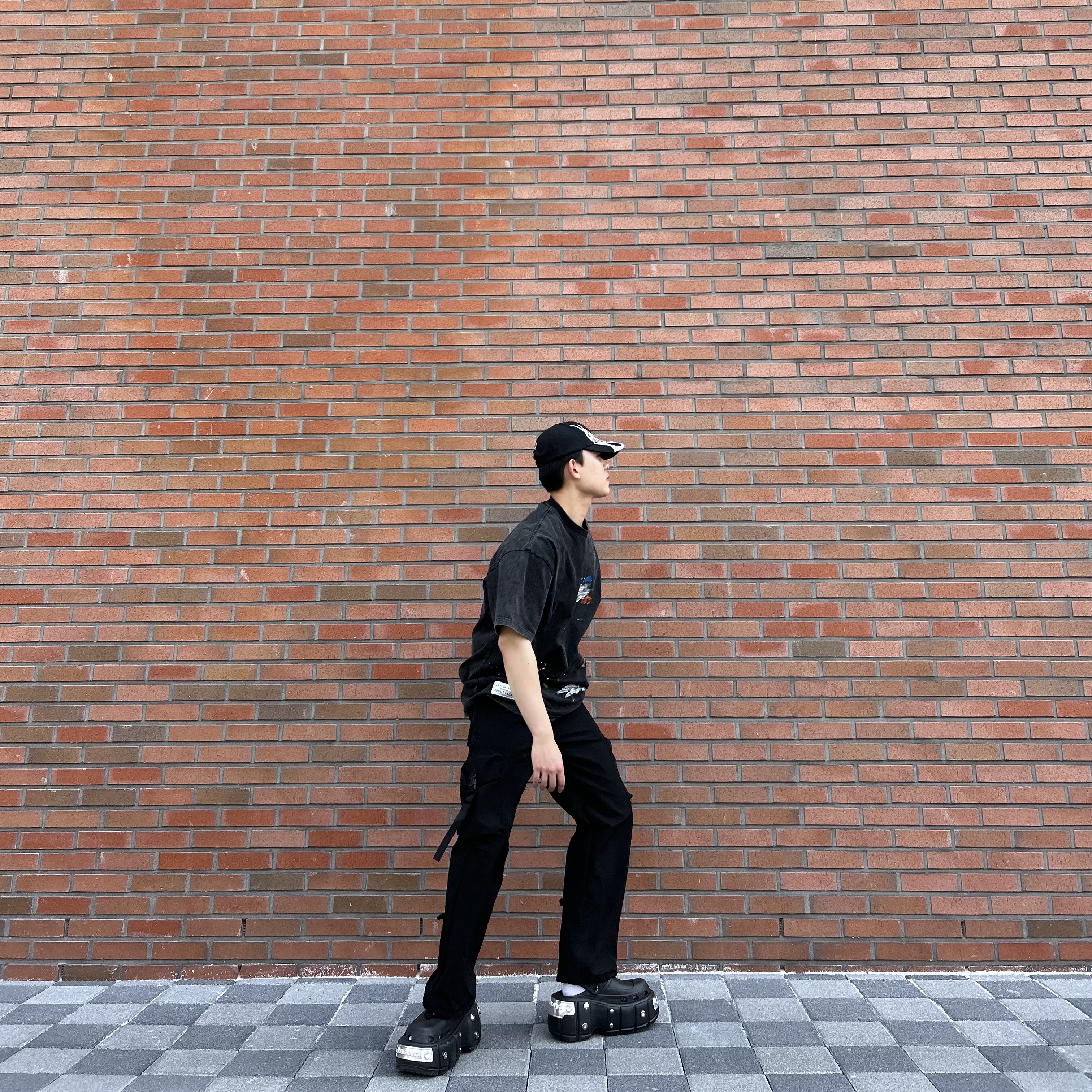 Balenciaga x Crocs Hardcrocs Slide Black, Yeezy Gap Engineered By Balenciaga Flame Cap Black 착용 스타일 - 1