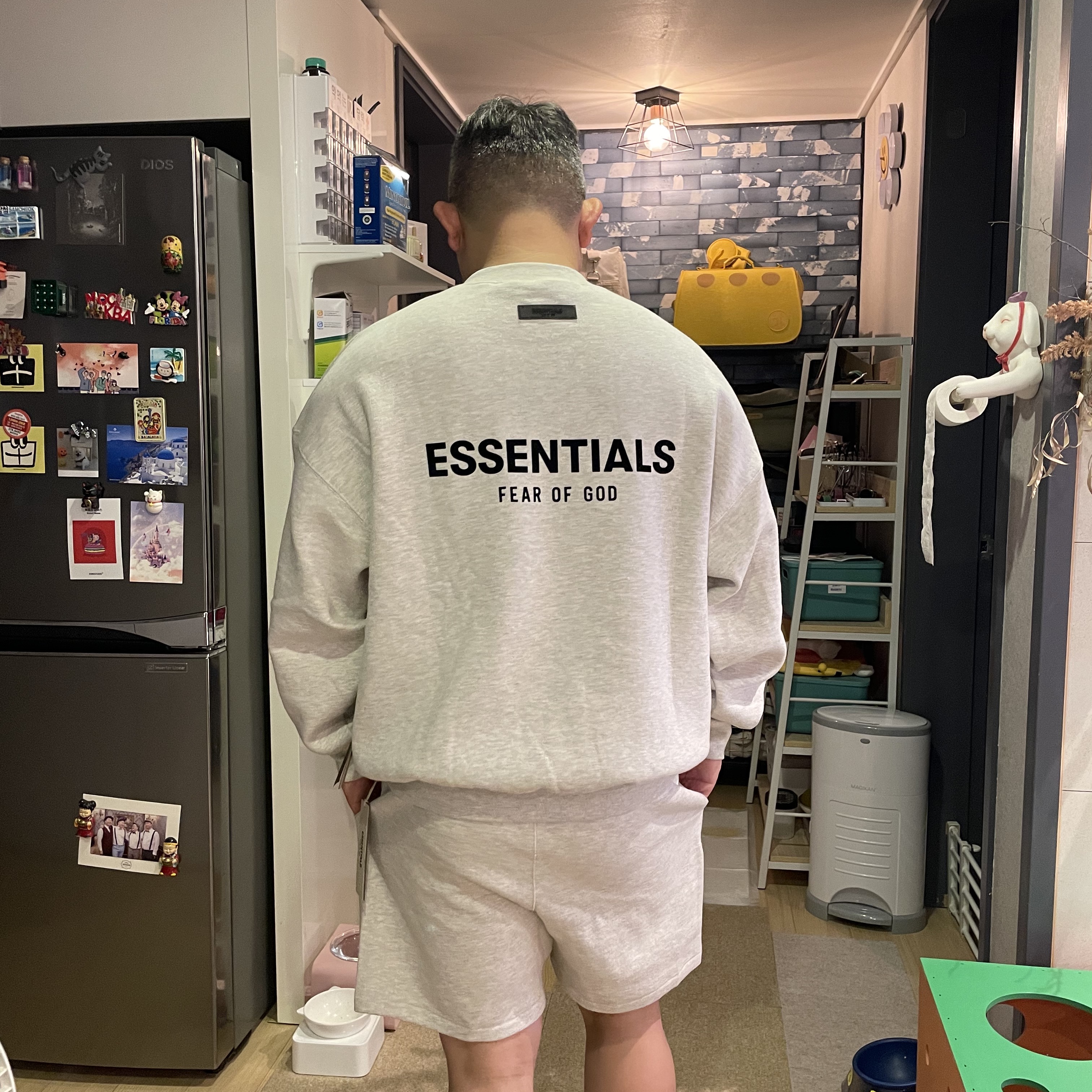 Essentials The Core Collection Sweatshorts Light Oatmeal, Essentials The Core Collection Crewneck Sweatshirt Light Oatmeal 착용 스타일