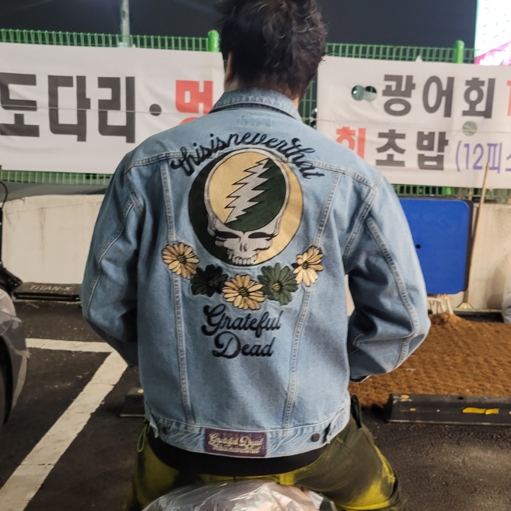 Thisisneverthat x Grateful Dead Lightning Trucker Jacket Washed Blue 착용 스타일
