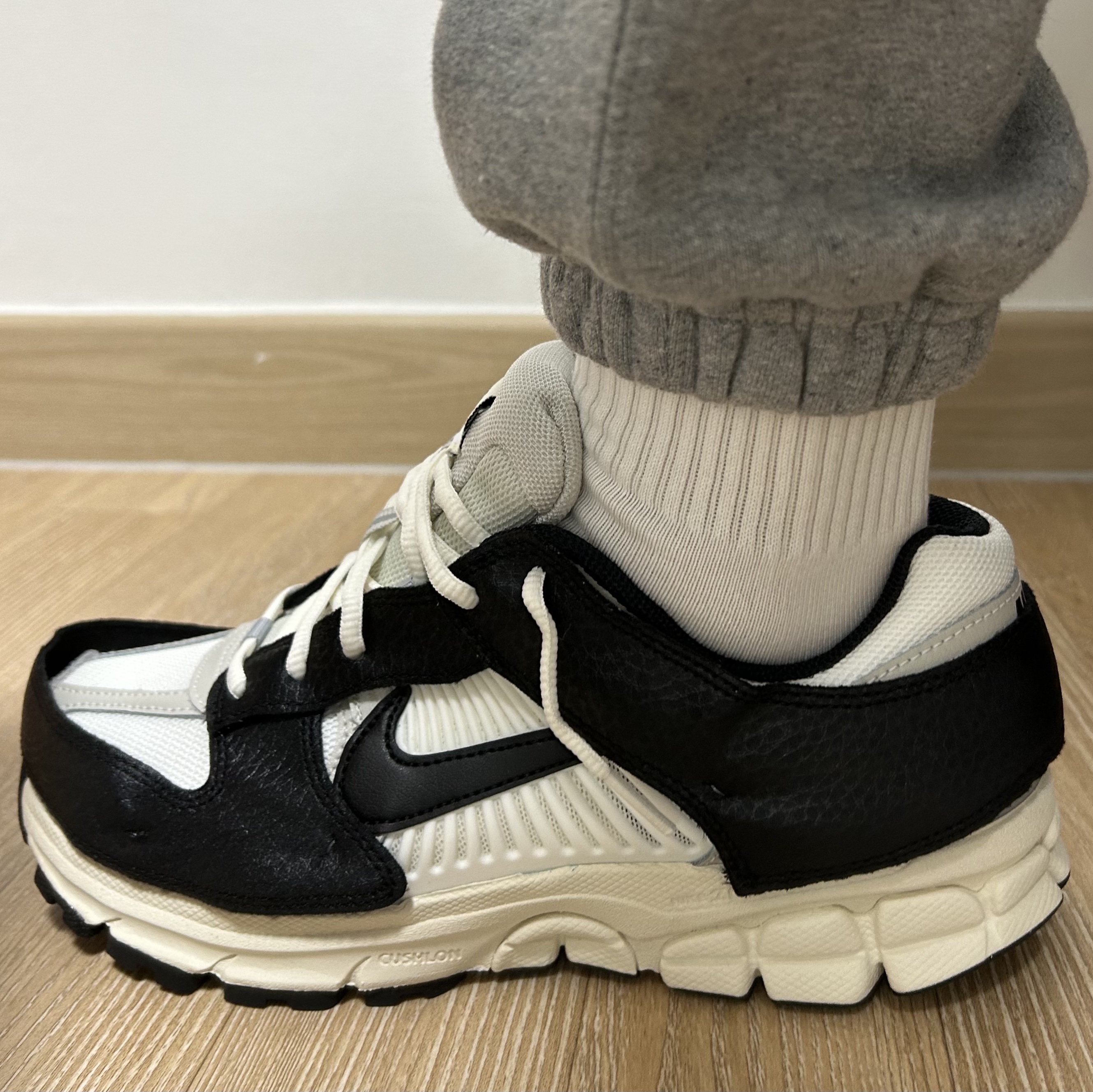 (W) Nike Zoom Vomero 5 Wolf Grey and Black 착용 스타일