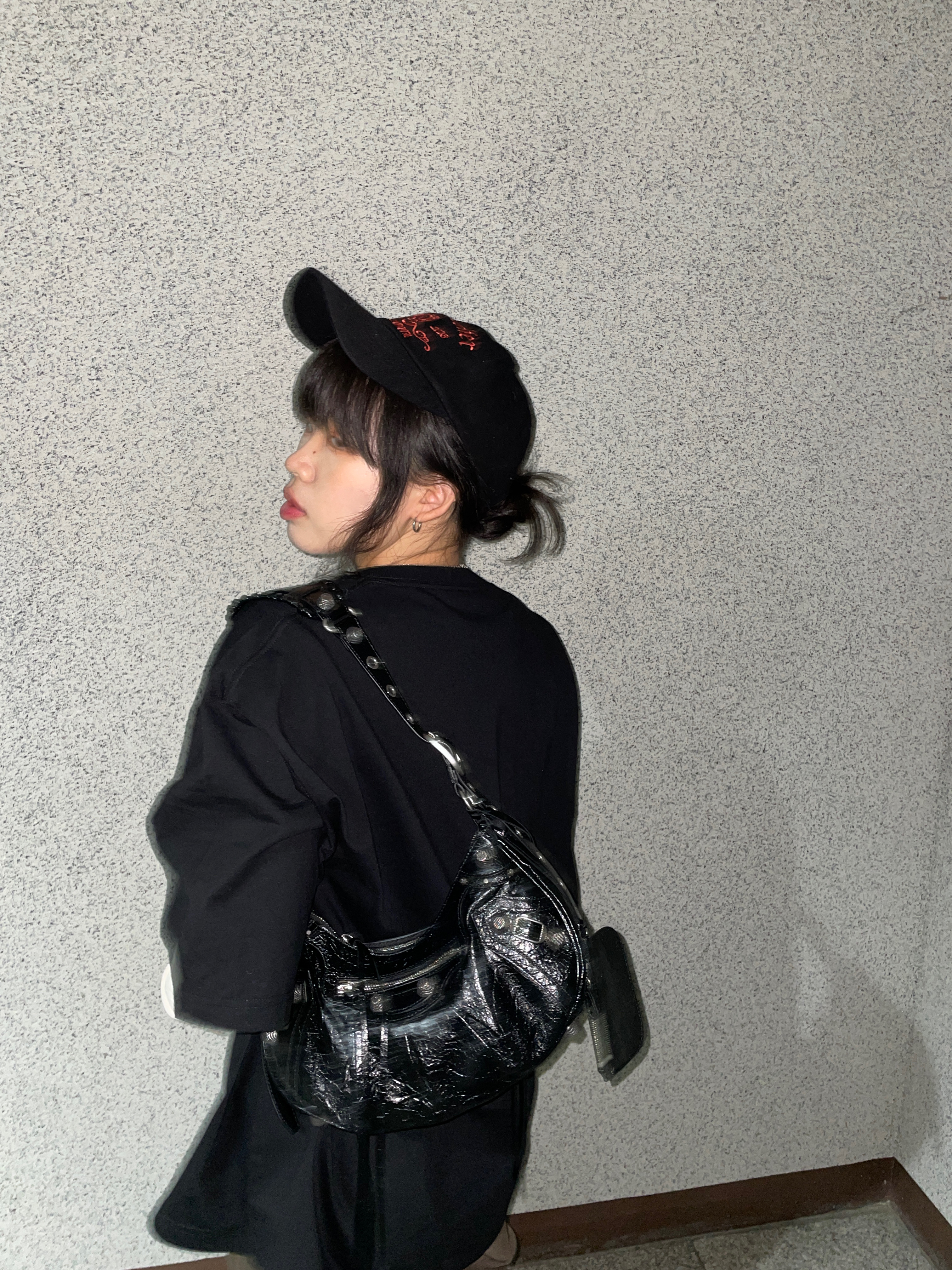 Balenciaga Arena Lambskin Le Cagole XS Shoulder Bag Black 착용 스타일 - 2