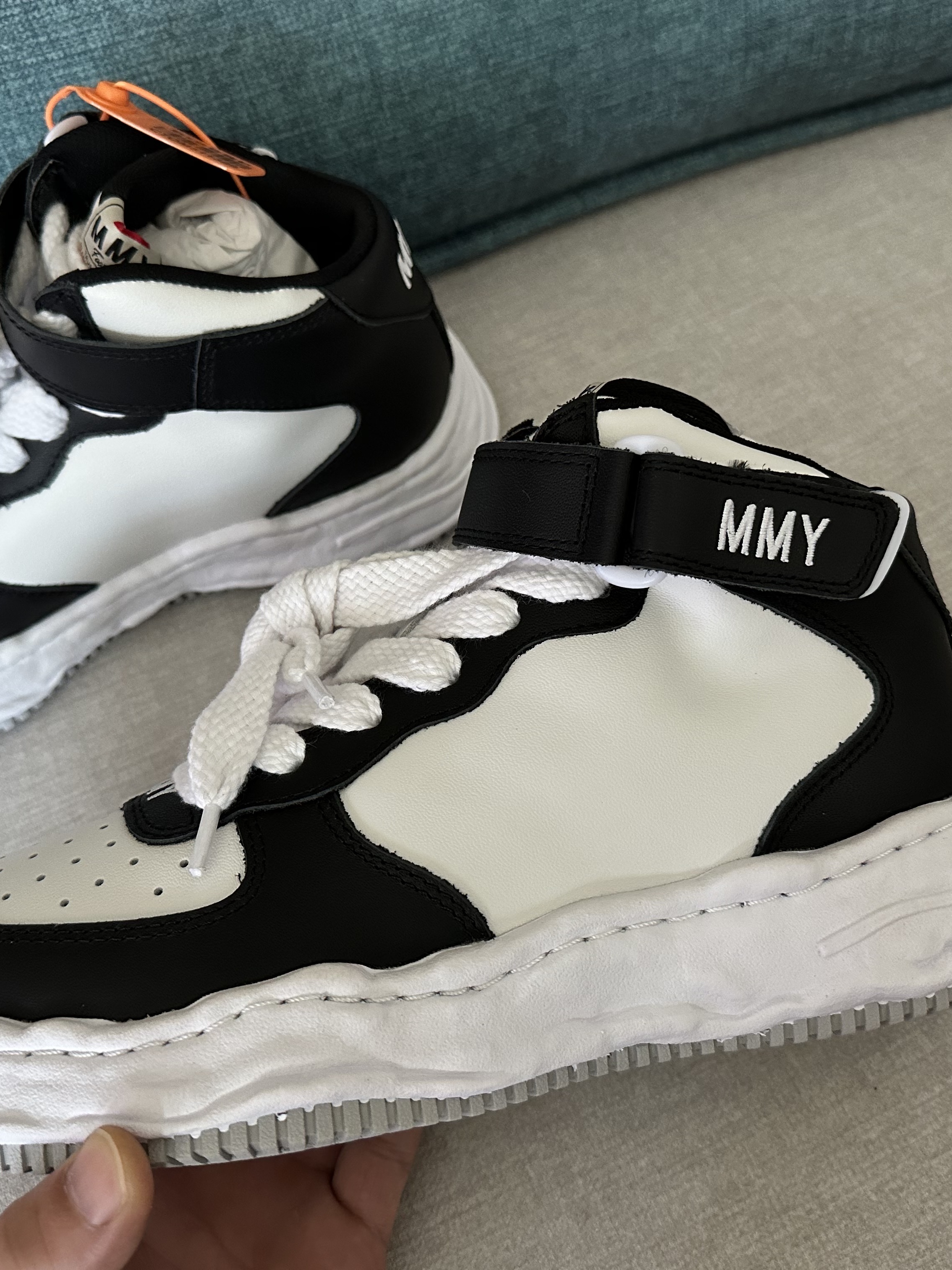 Maison Mihara Yasuhiro Wayne OG Sole Leather High-top Sneakers Black White, Nike ACG Cargo Shorts Black - Asia 착용 스타일 - 3