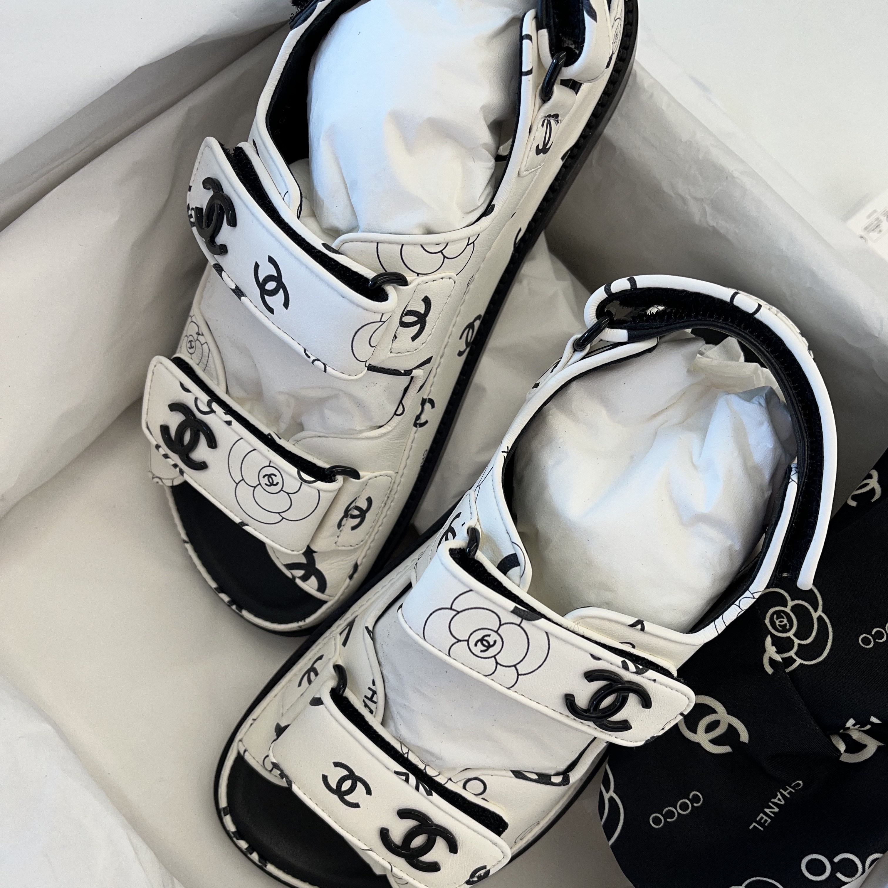 (W) Chanel Sandals Printed Lambskin & White Black 착용 스타일