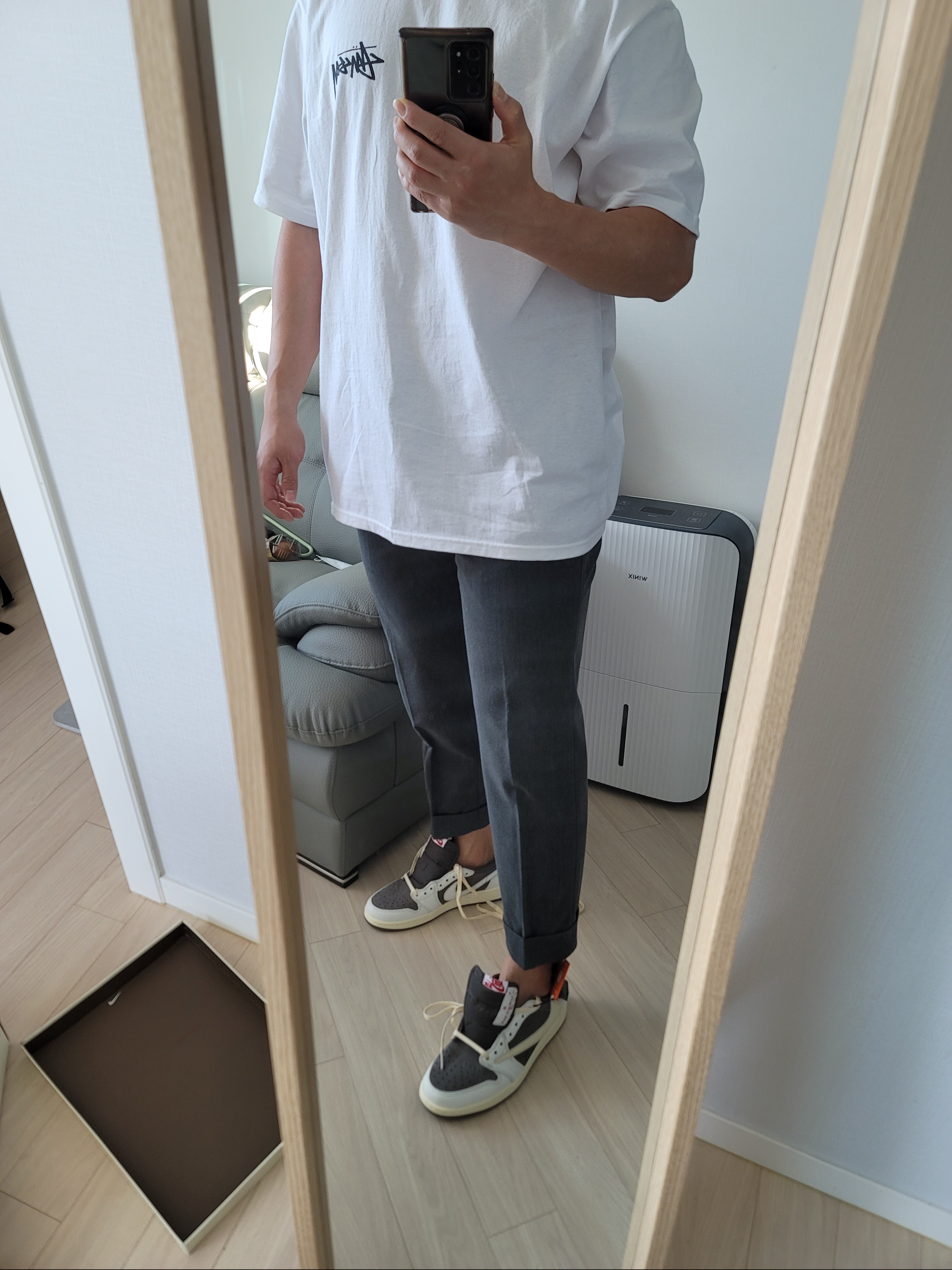 Stussy Fuzzy Dice T-Shirt White, Jordan 1 x Travis Scott Retro Low OG SP Sail and Ridgerock 착용 스타일