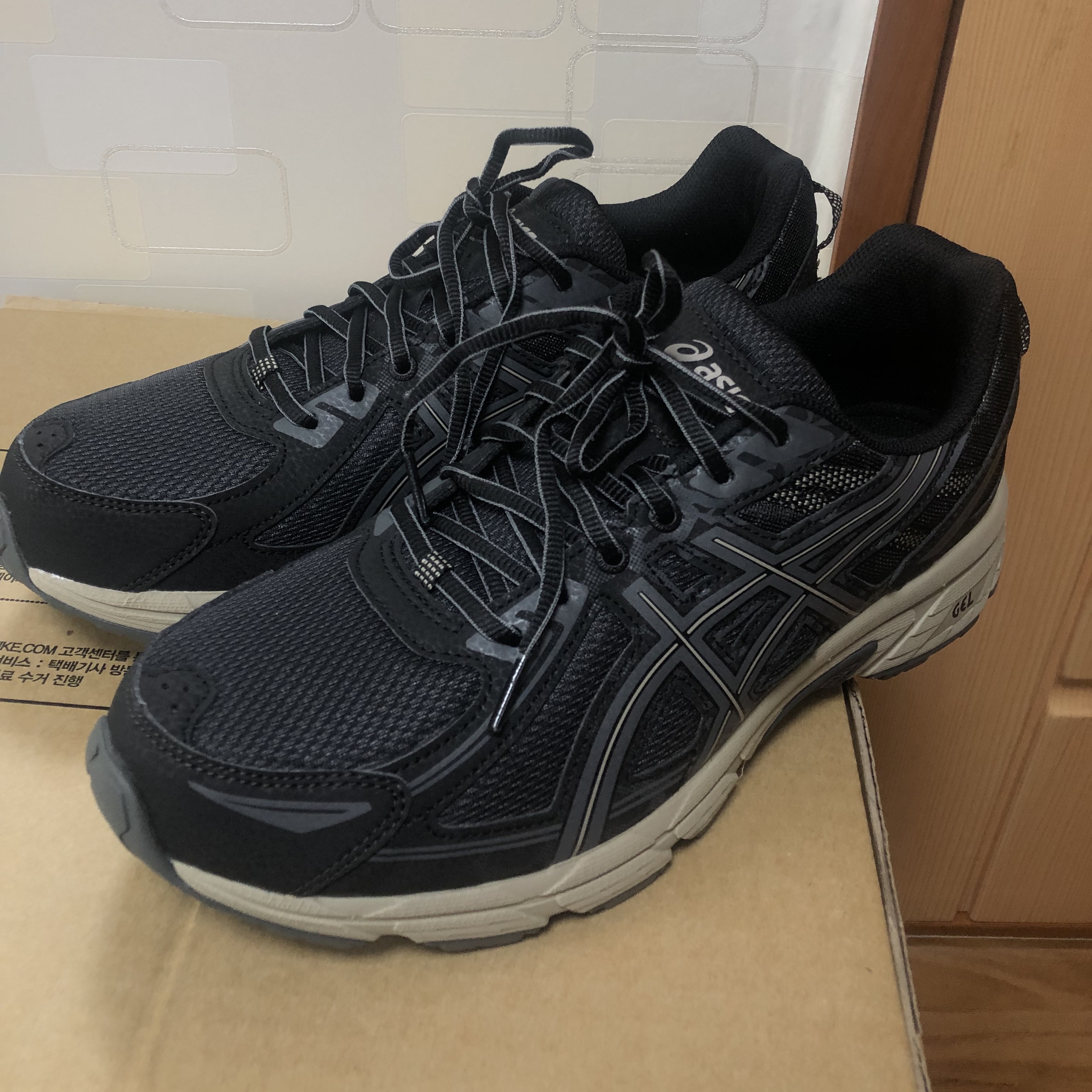 Asics Gel-Venture 6 Black Dark Grey - 4E Extra Wide 착용 스타일