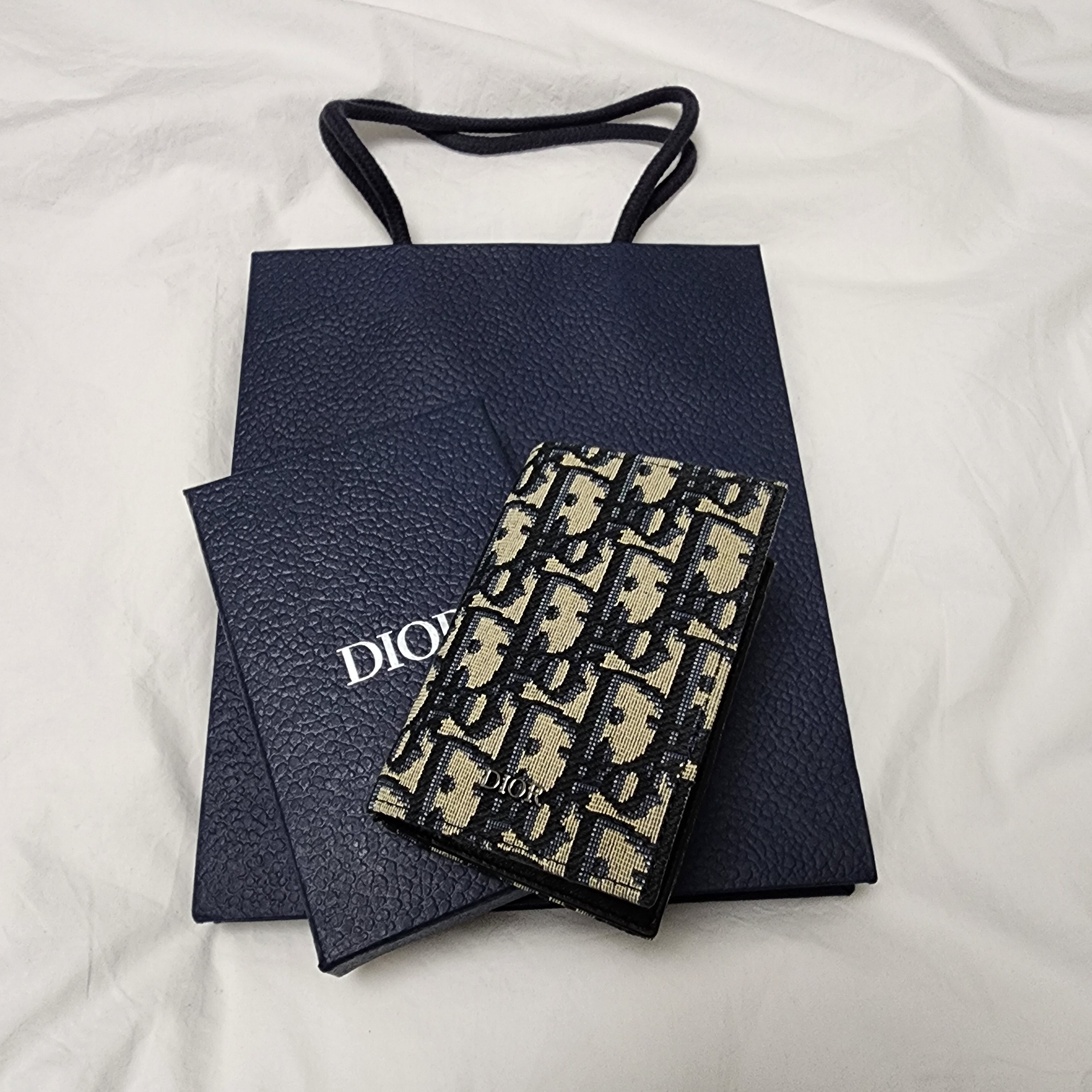 Dior Bi-Fold Card Holder Beige & Black Dior Oblique Jacquard 착용 스타일 - 2