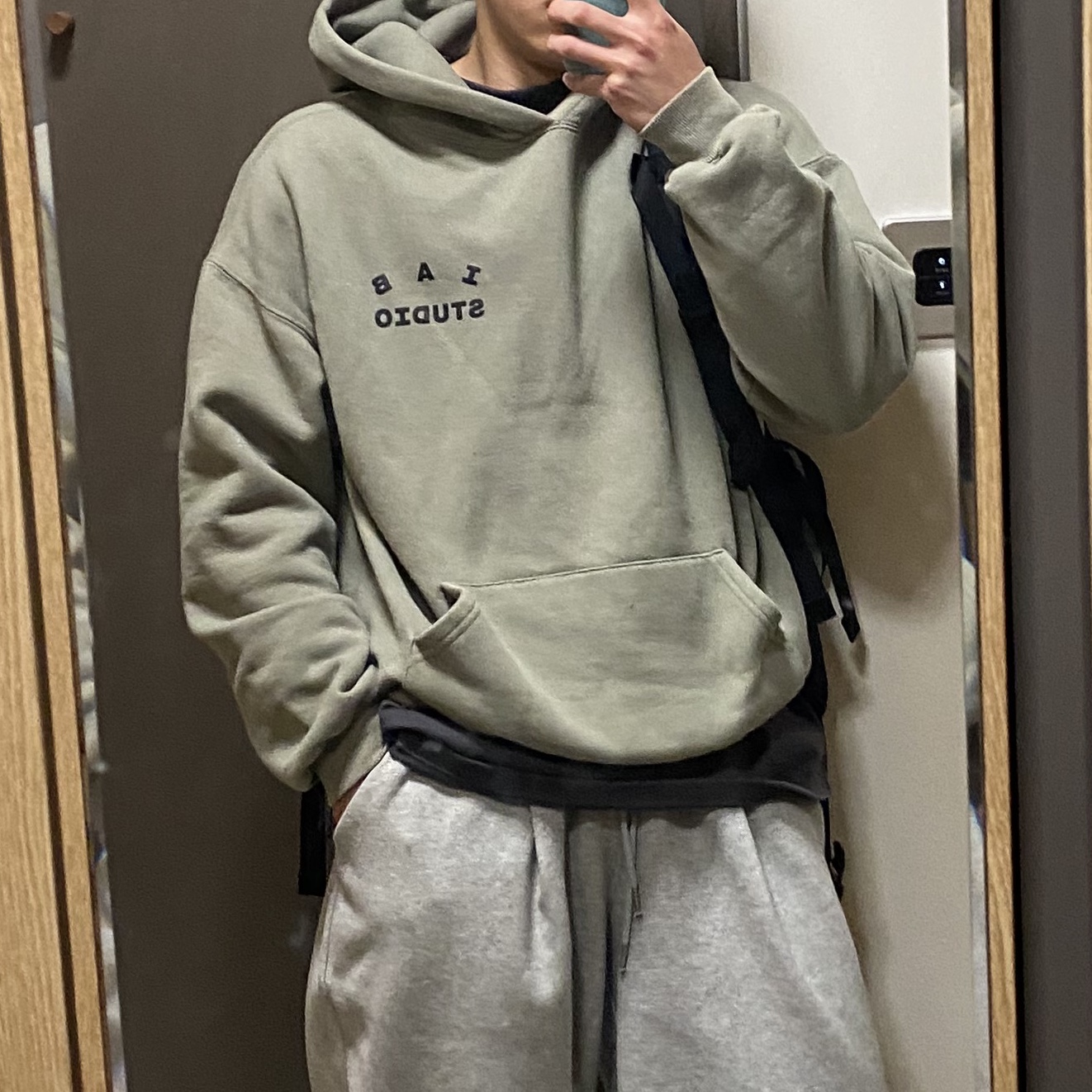 IAB Studio Hoodie Olive 착용 스타일