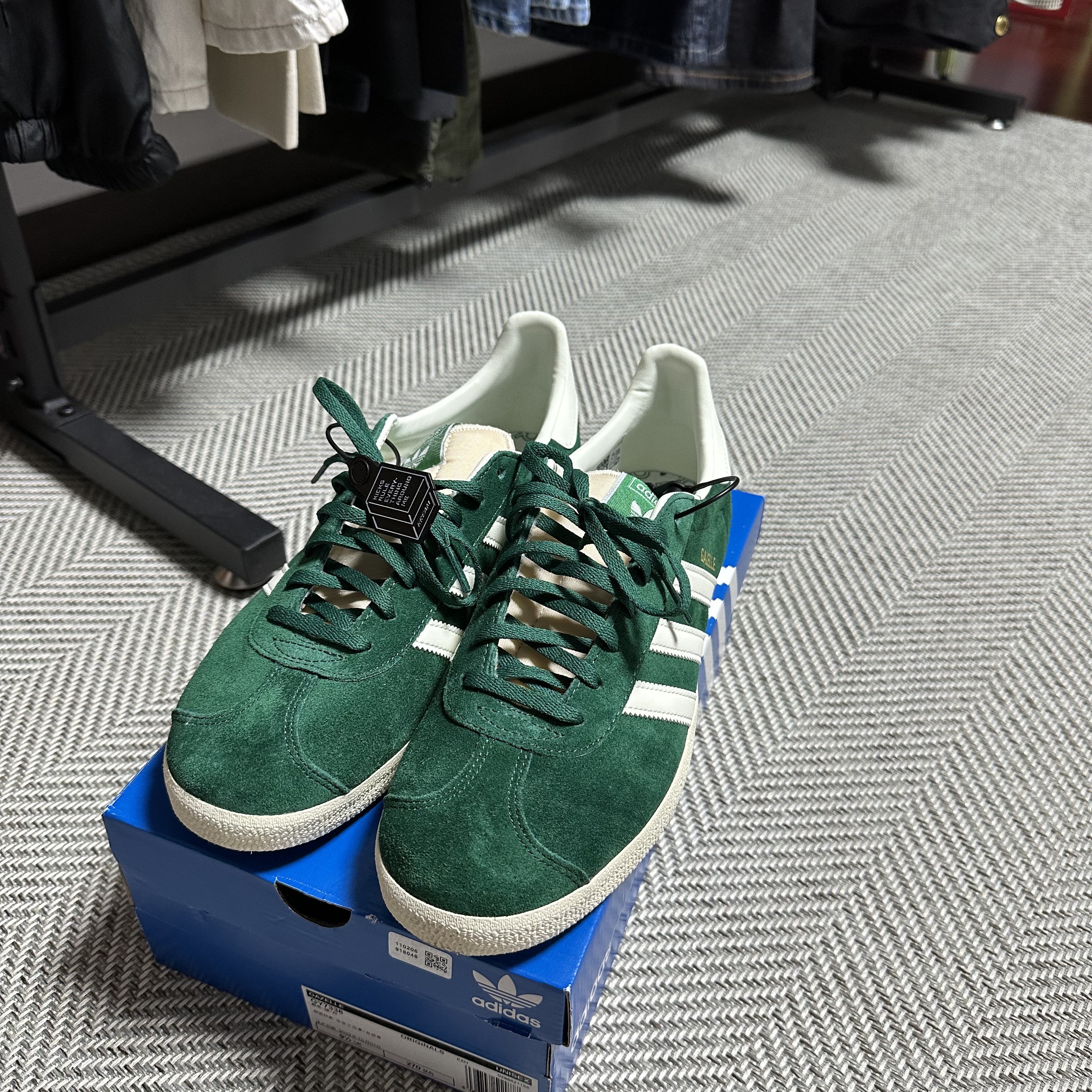 Adidas Gazelle Dark Green Cream White 착용 스타일