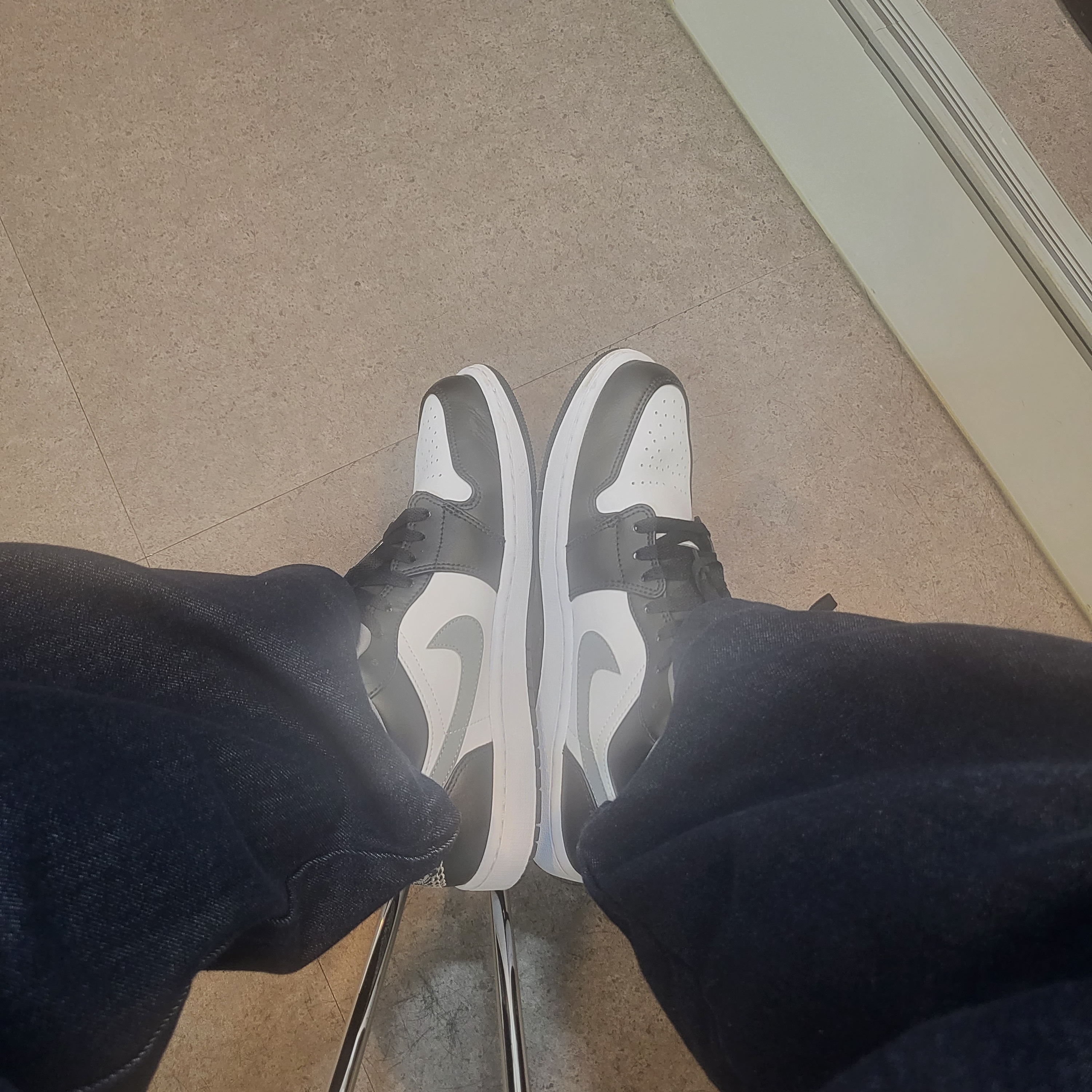 Jordan 1 Low Black Particle Grey 착용 스타일