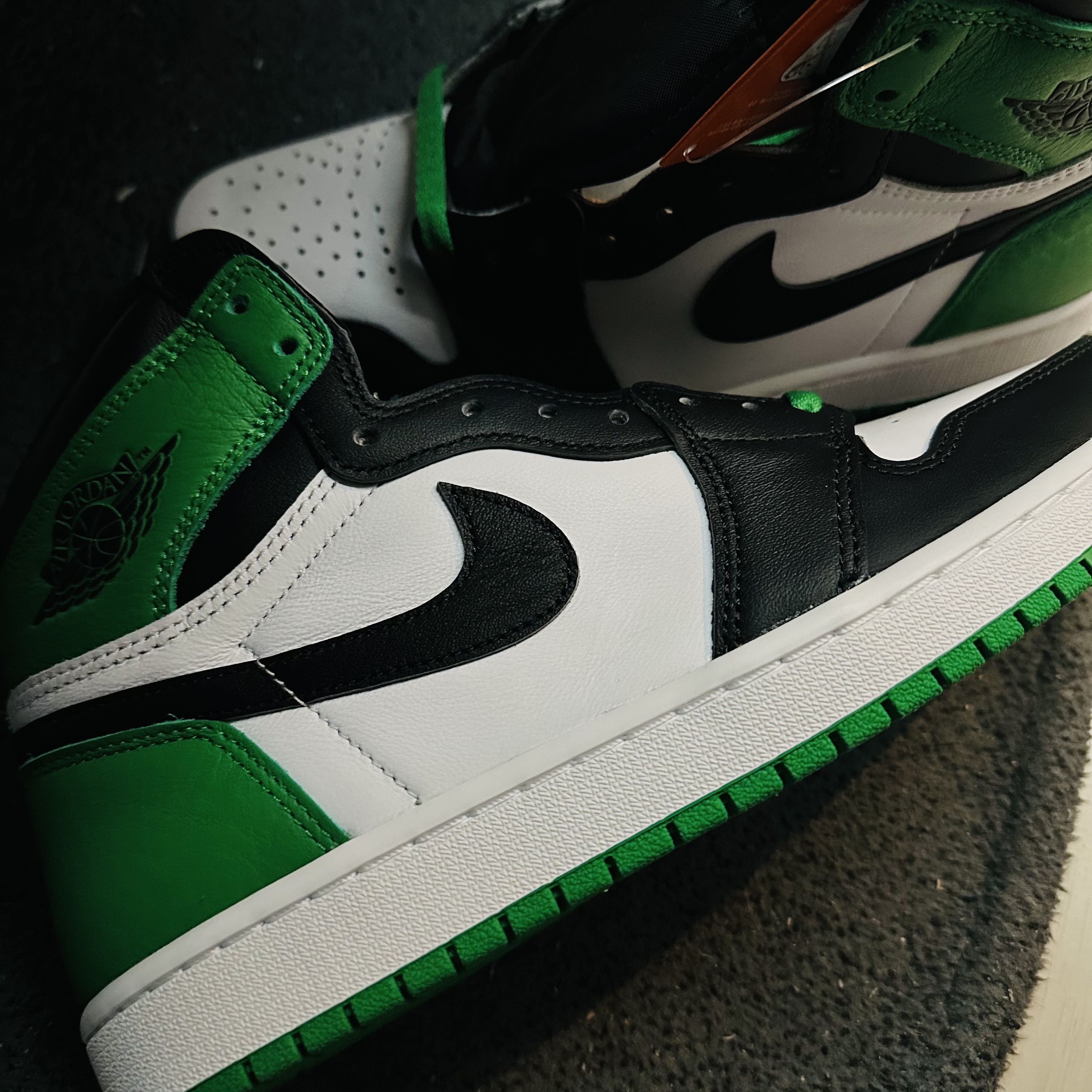 Jordan 1 Retro High OG Black and Lucky Green 착용 스타일 - 3