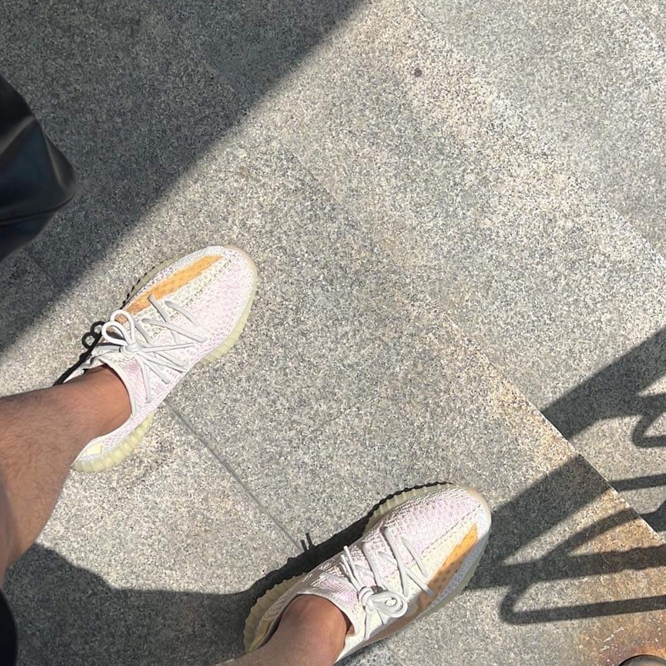 Adidas Yeezy Boost 350 V2 Light 착용 스타일