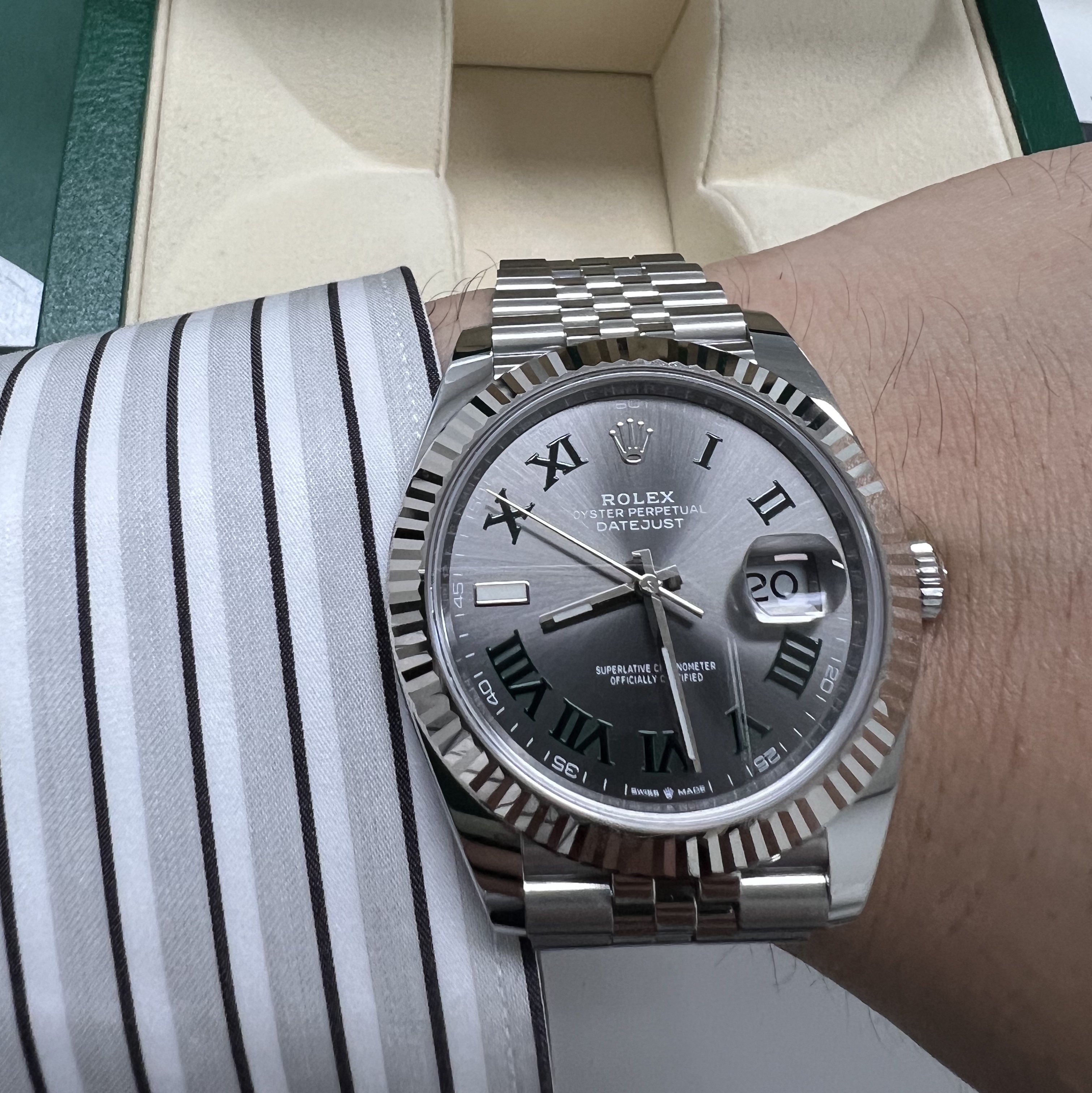 Rolex Datejust 41mm 126334 Slate Roman Jubilee 착용 스타일