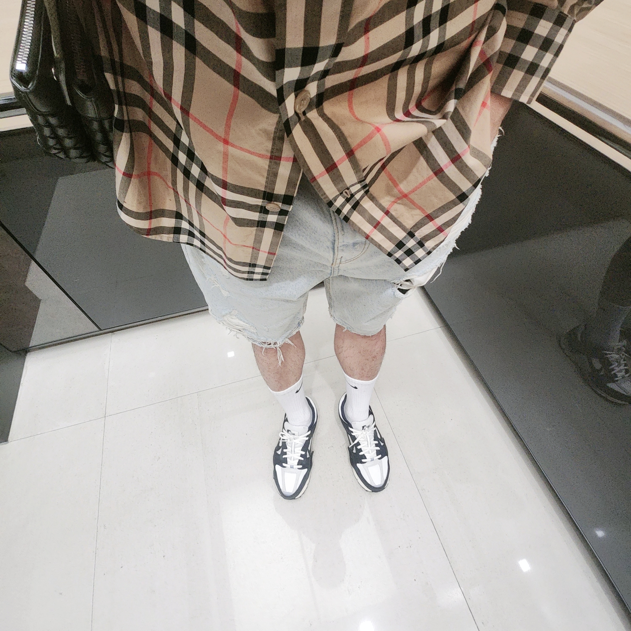 (W) Nike Zoom Vomero 5 Wolf Grey and Black, Burberry Check Cotton Poplin Shirt Archive Beige 착용 스타일