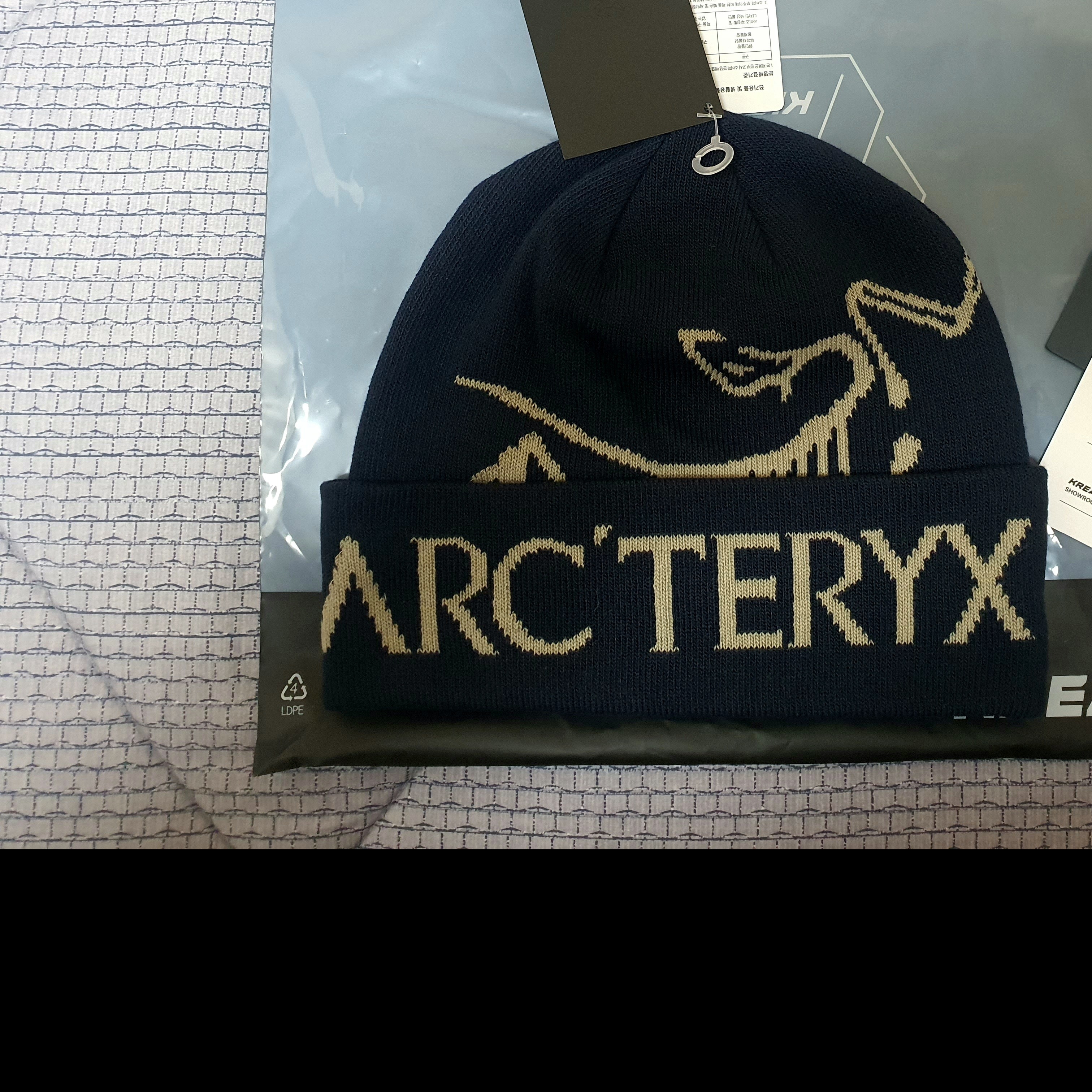Arc'teryx Bird Word Toque Black Sapphire 착용 스타일