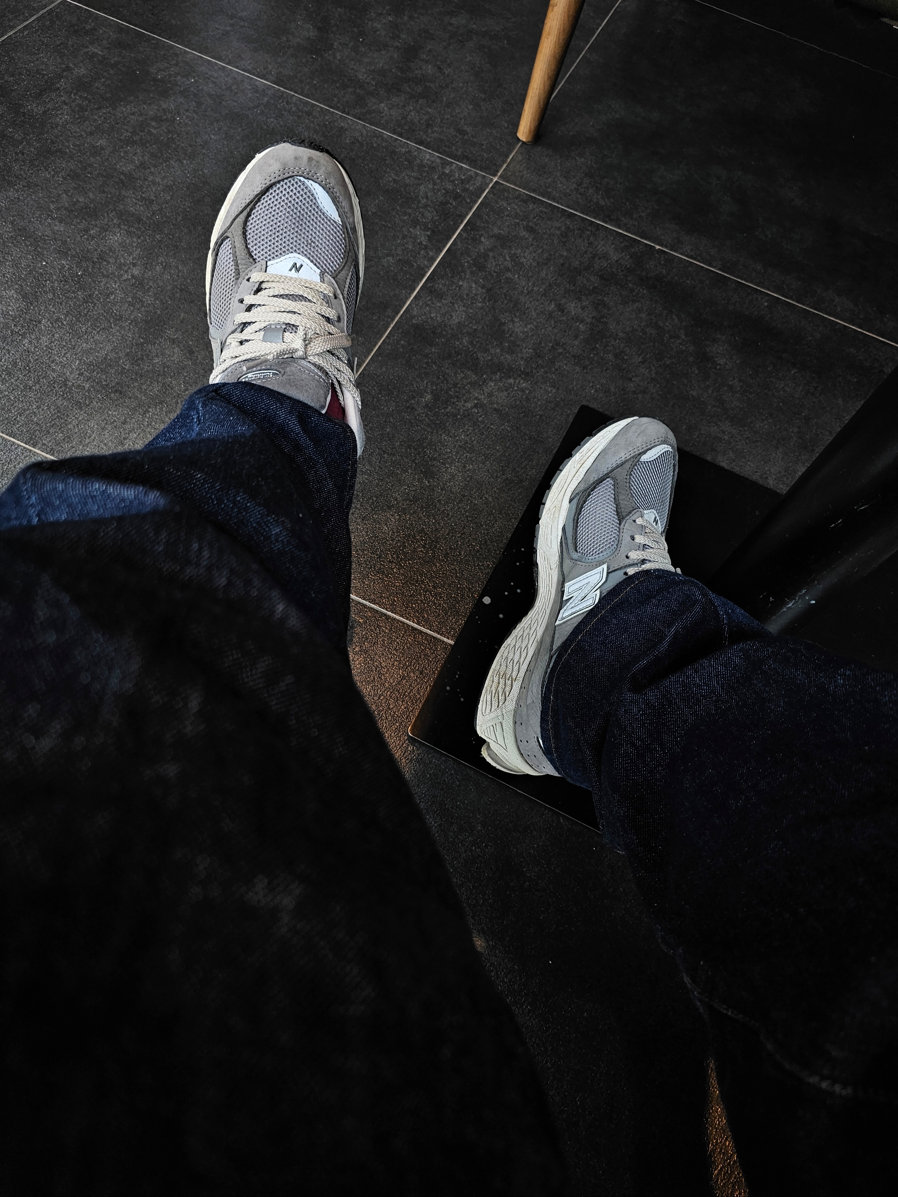 New Balance 2002R Premium Vintage Grey 착용 스타일