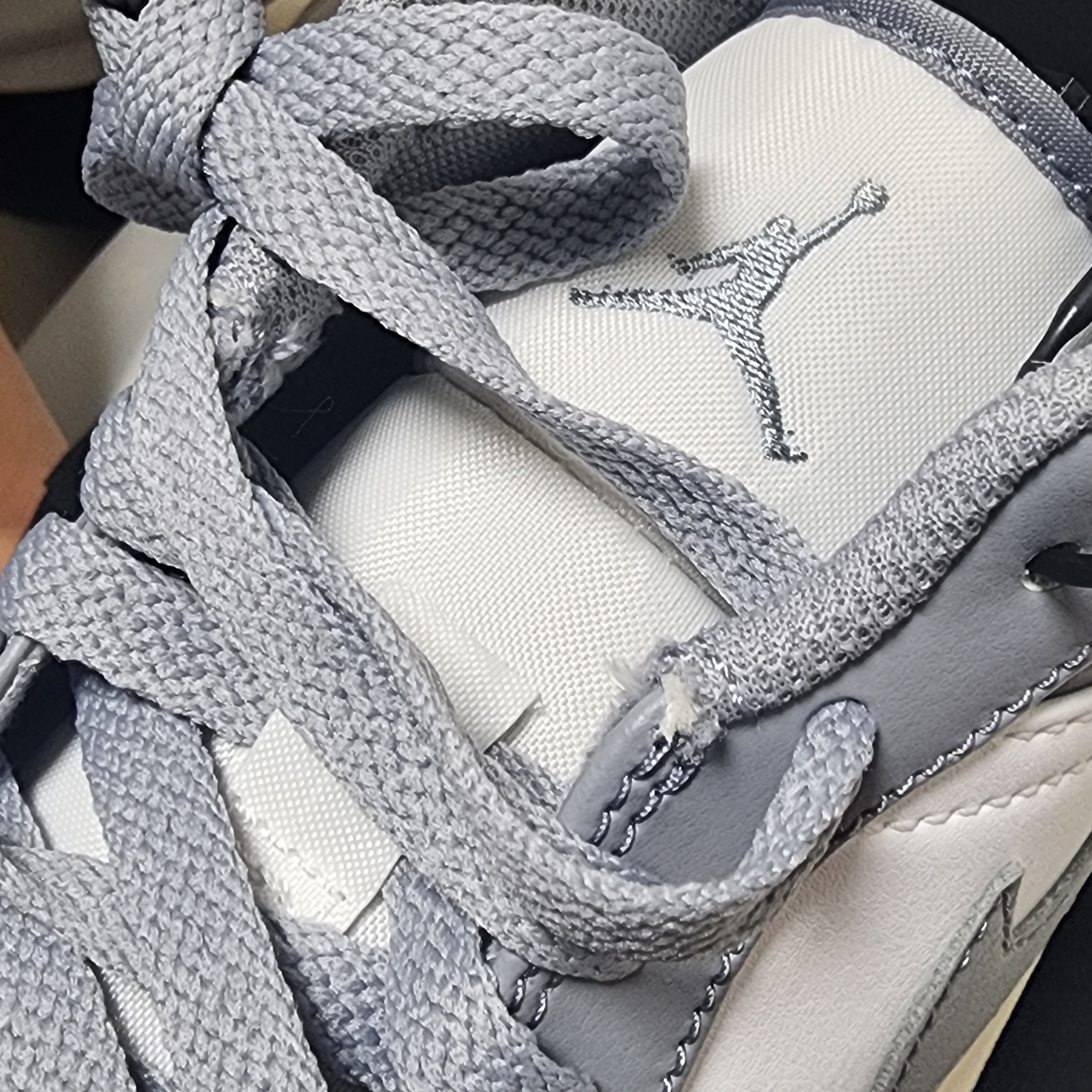 Jordan 1 Low Stealth and White 착용 스타일